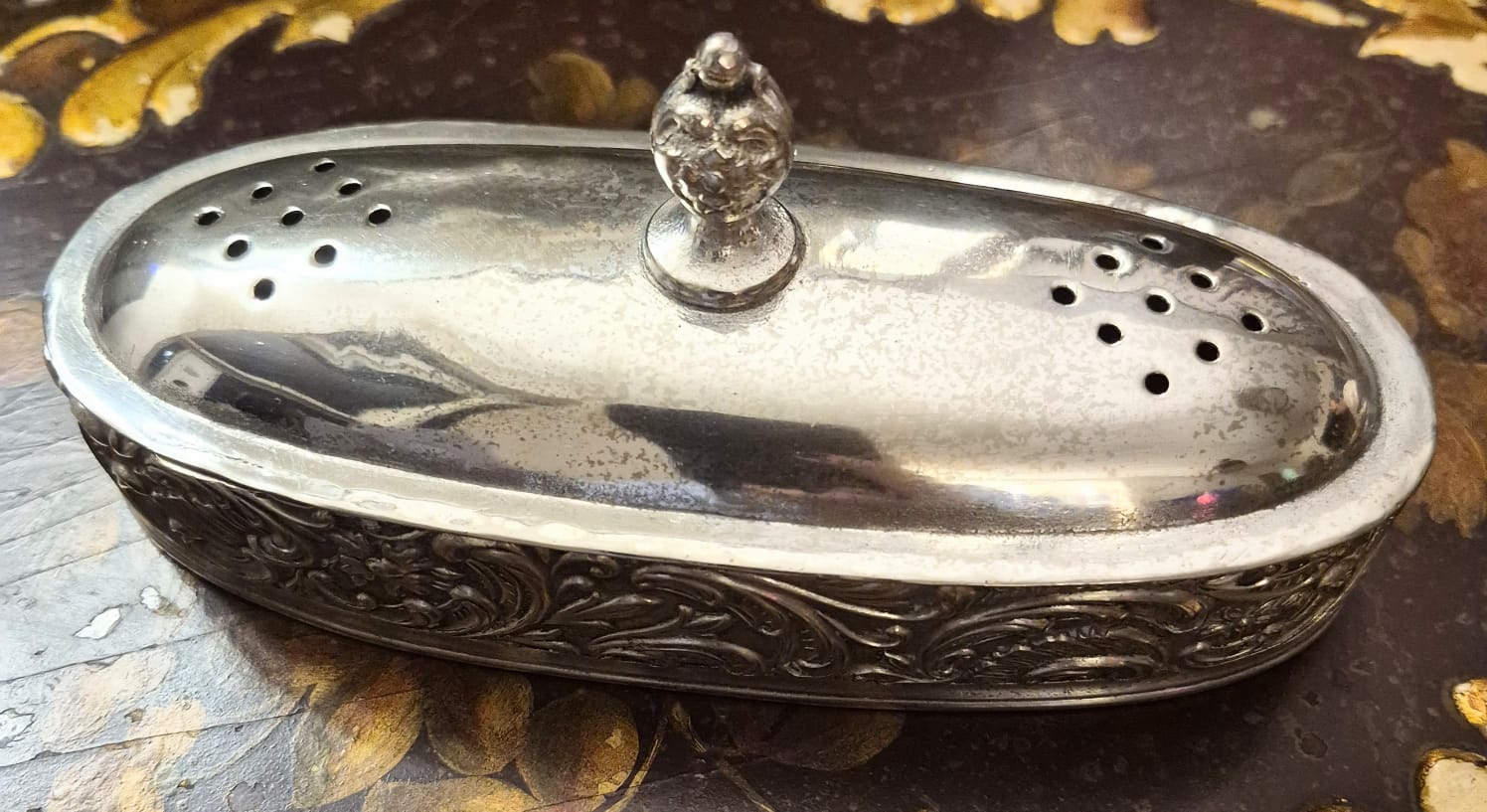 Caixa antiga (cerca de 1900) porta talco, hoje porta joias em metal espessurado à prata (banho quádruplo) estadounidense Art Noveau. Peça incrível,  relíquia linda com banho ainda em ótimo estado. Fabricante: Imperial Silver Co