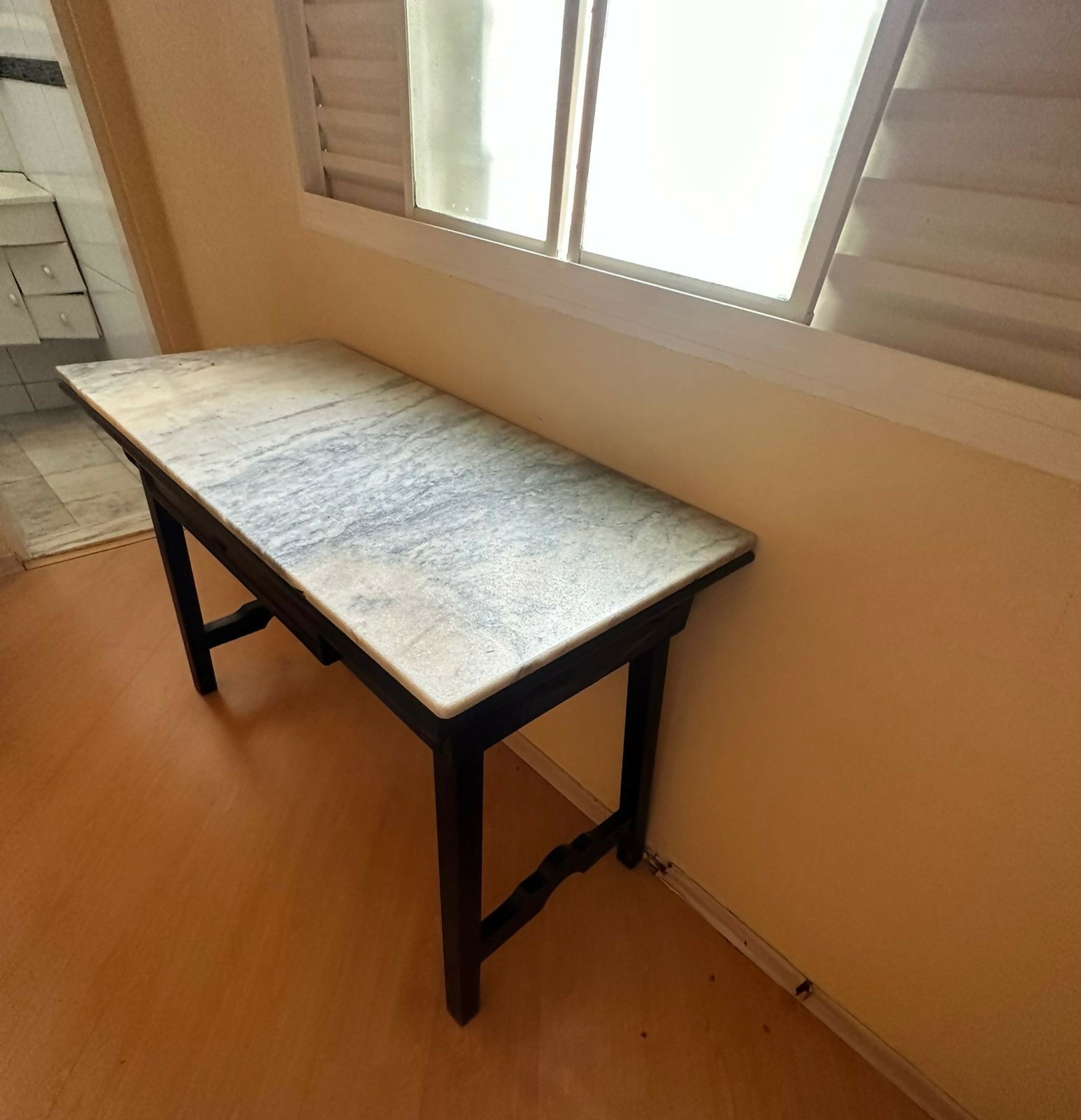 Aparador / mesa auxiliar / Escrivaninha - tampo pedra natural