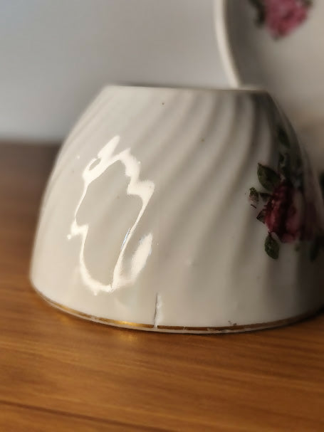 Pequena xícara de chá com pires em porcelana fina Cerqueira Leite