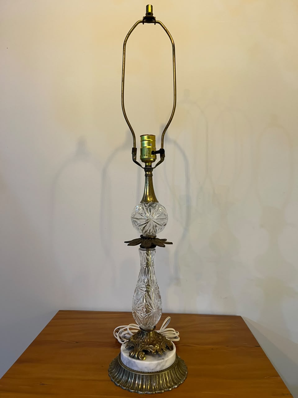 Base De Abajur Vintage Em Vidro Lapidado, Metal Ornamentado E Mármore – 50 Cm
