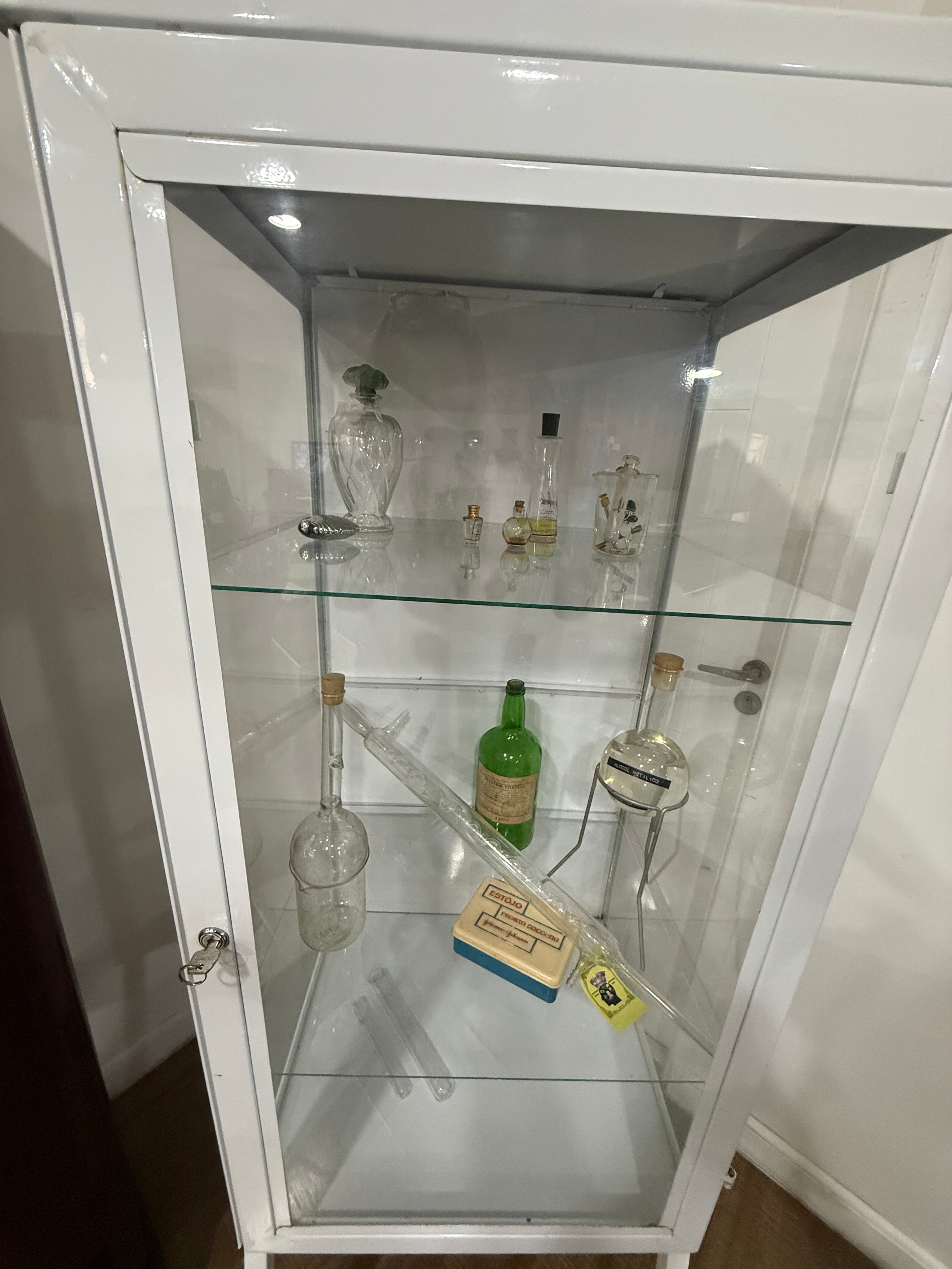 RARA VITRINE FARMACÊUTICA EM METAL BRANCO E VIDRO — DÉCADA DE 1970