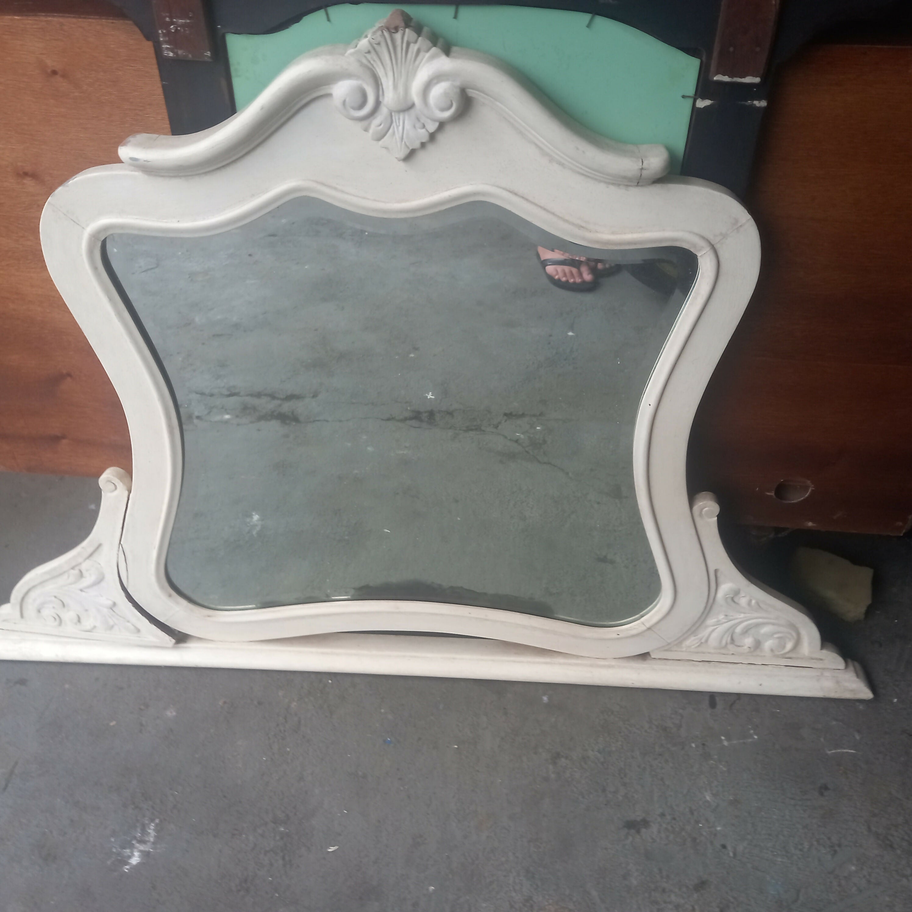 Espelho antigo com moldura de madeira pintado em branco