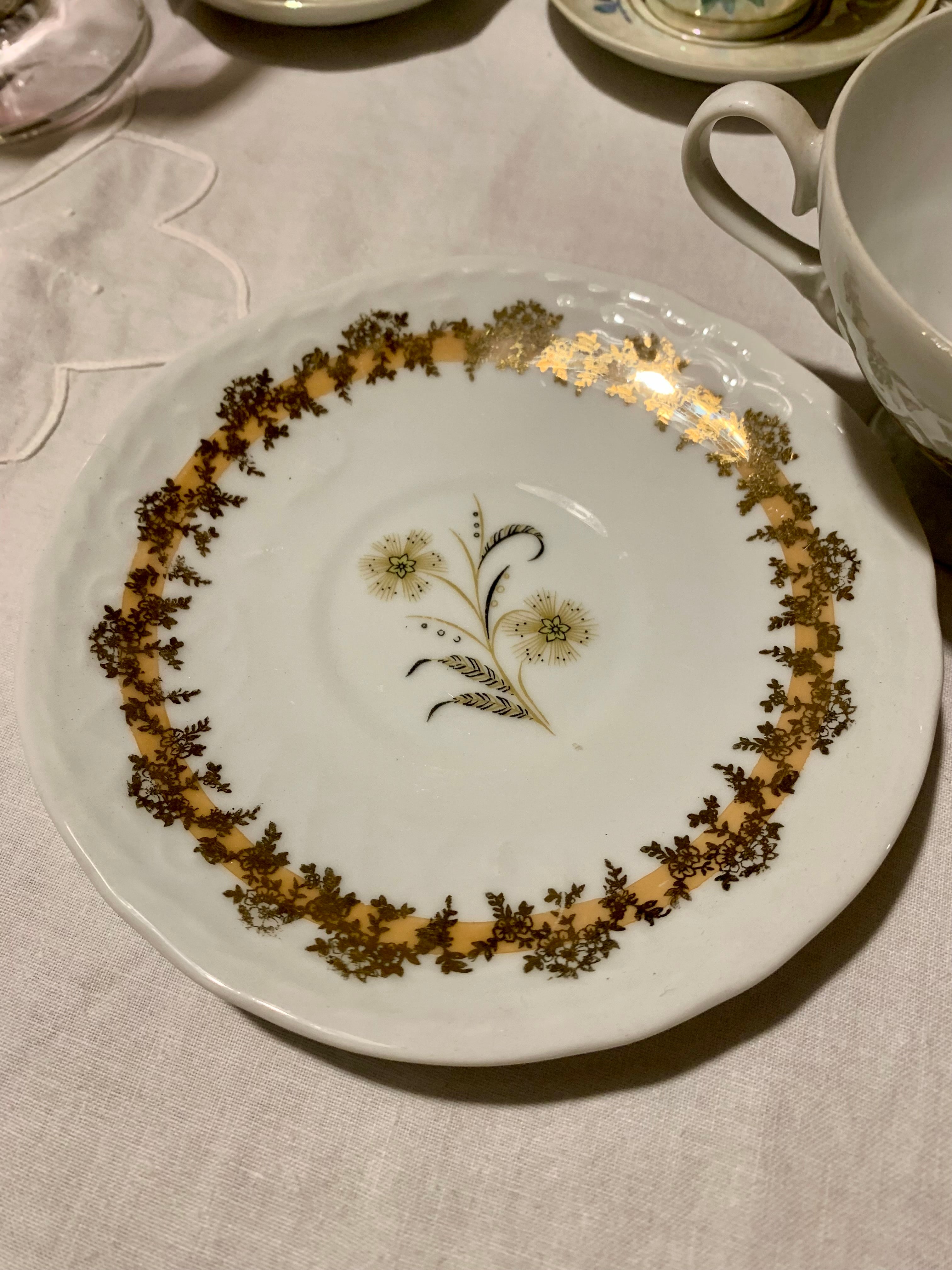 Espetacular xícara solteira em porcelana para coleção. com estampa floral dourada