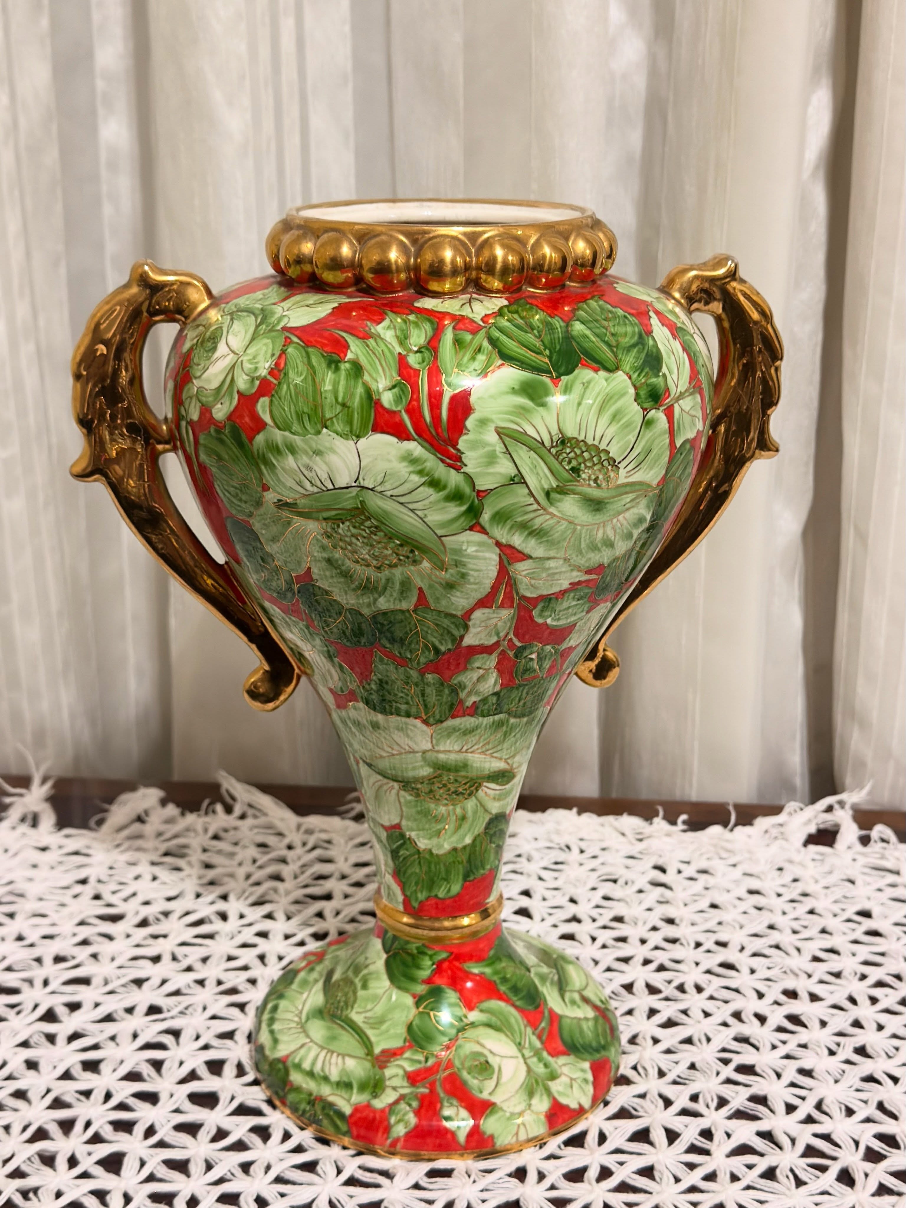Ânfora Clássica em Porcelana Pintada à Mão com detalhes florais em verde e dourado 