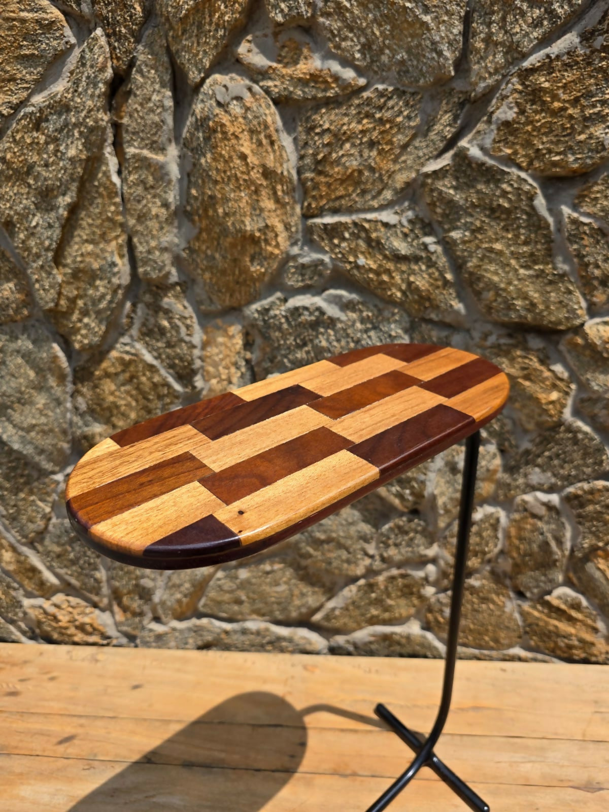 Mesa marchetada com imbuia e freijó e estrurura em ferro maciço.