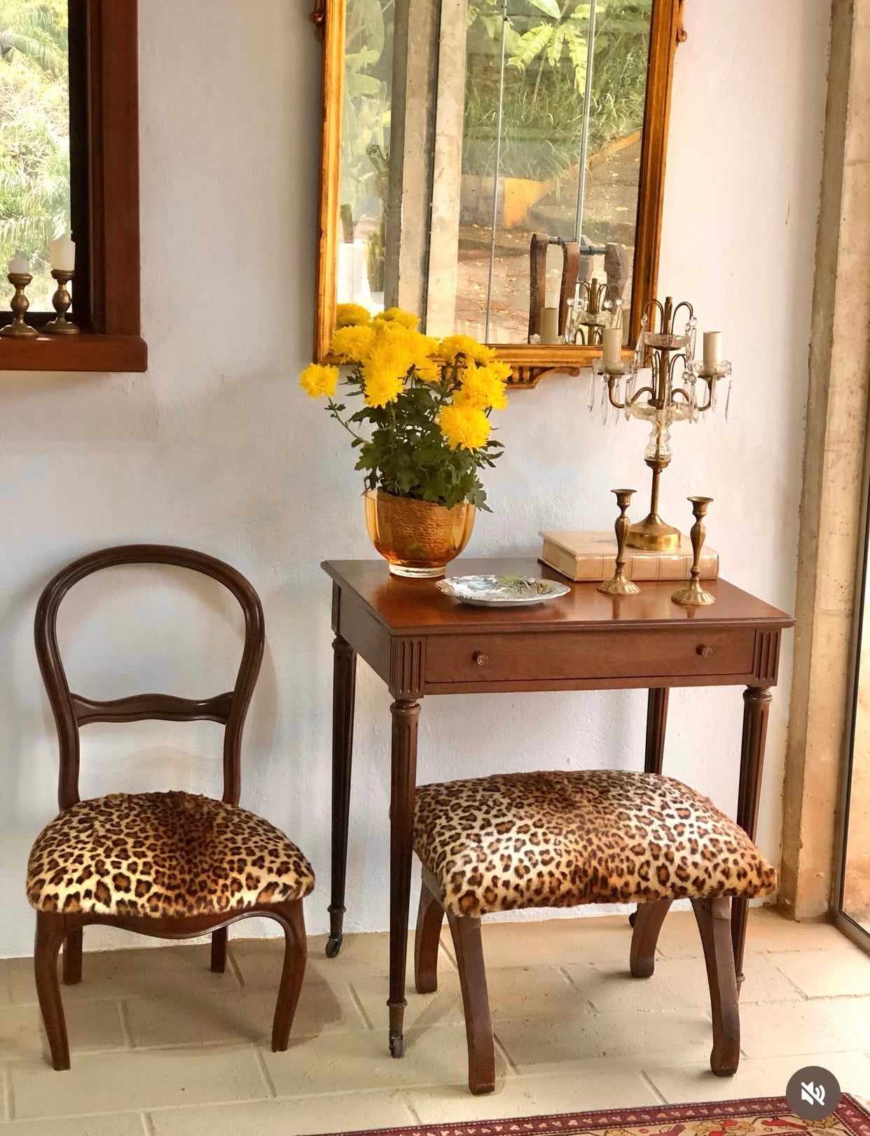 Banqueta de madeira com estofado de animal print (onça)