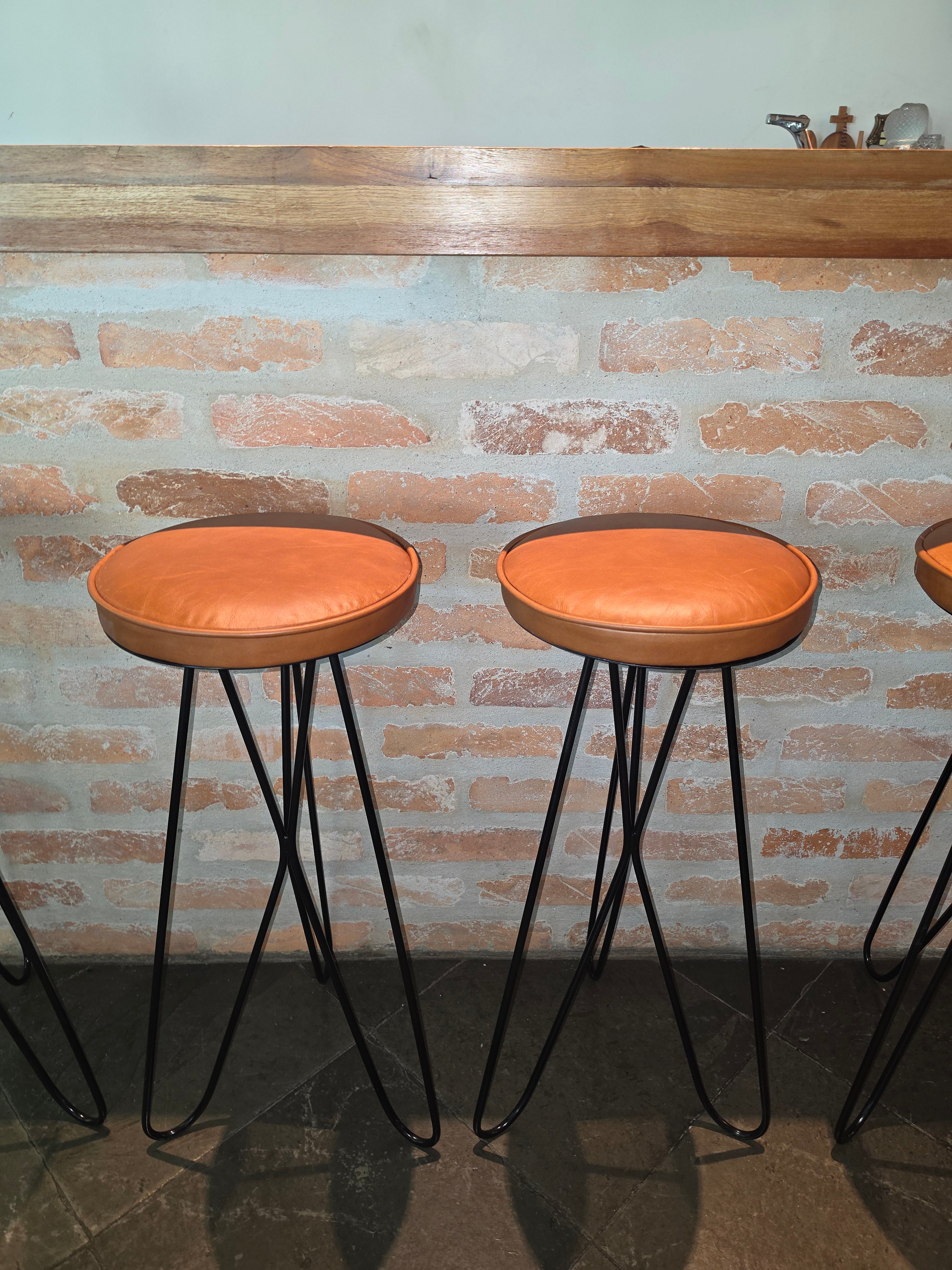 Quarteto Banquetas balcão redonda em couro havana marrom e pés em ferro 