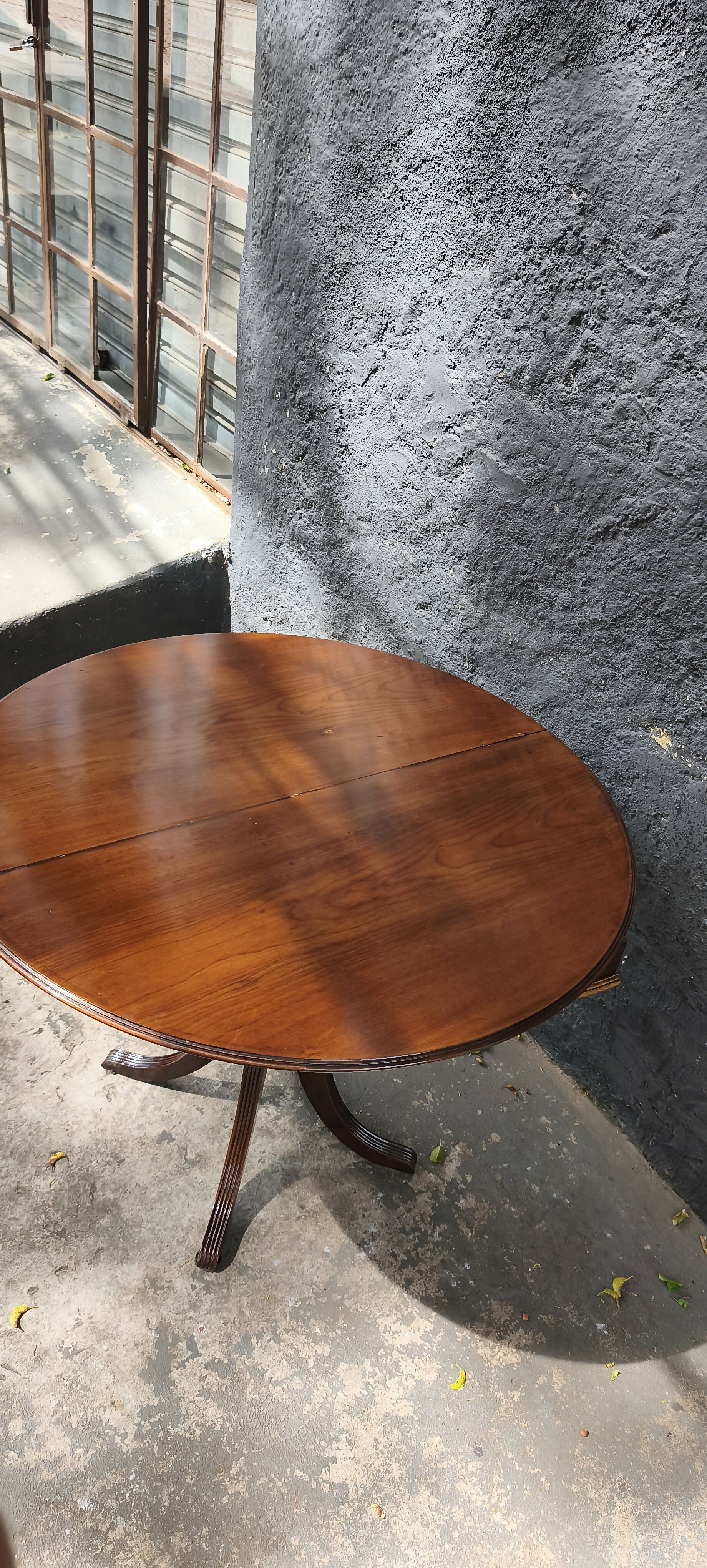 Antigo Aparador que vira mesa de jantar redonda em Imbuia