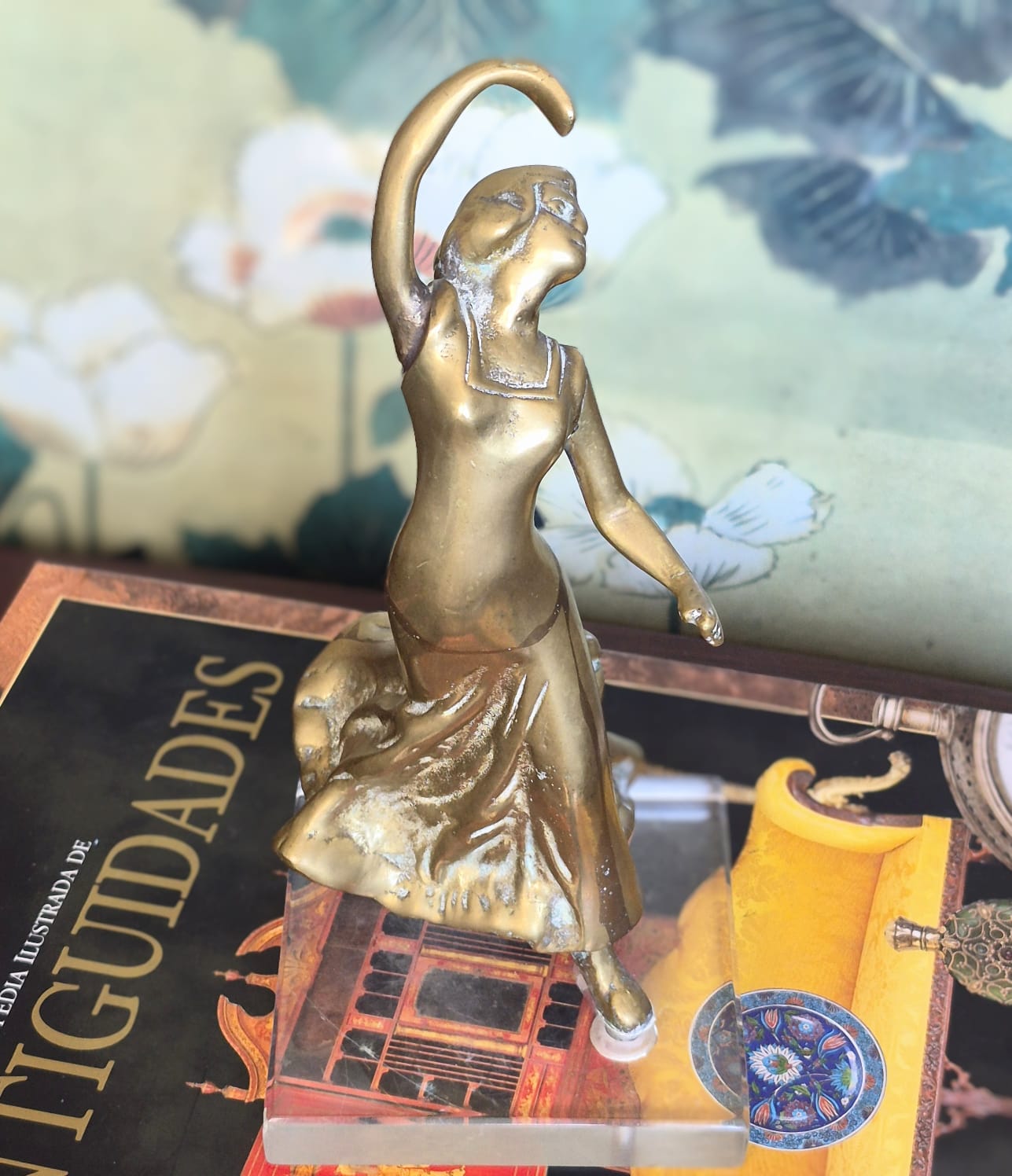Escultura em bronze maciço representando bailarina,  mulher dançando 💃,  com base em acrílico.  Efeito decorativo incrível!