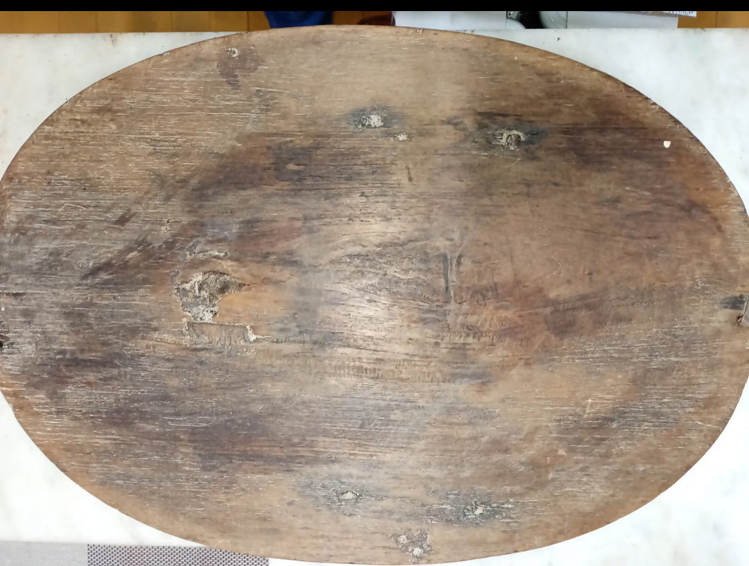 Antiga figura de Águia entalhada em madeira nobre retratando Águia sob o Sol