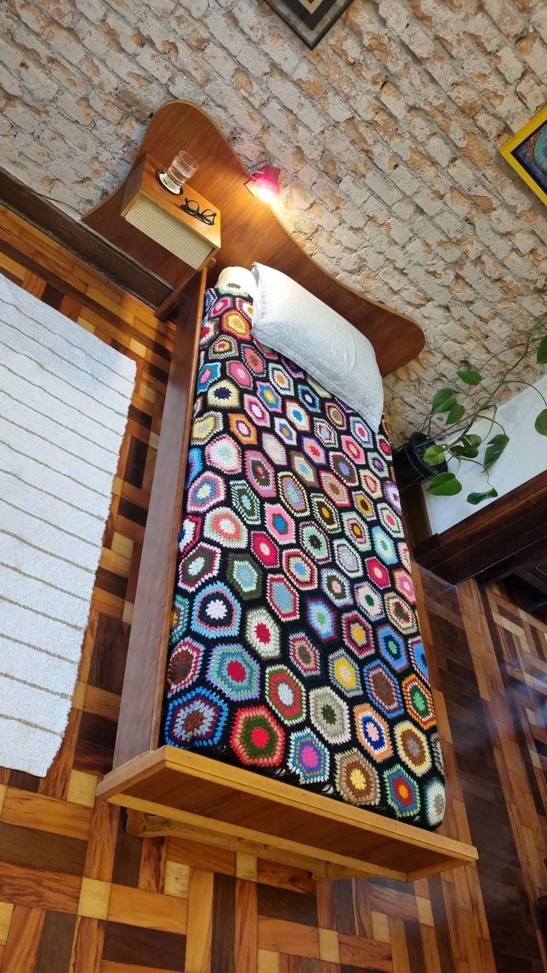 Cama de solteiro tipo Scapinelli em Caviúna e Marfim