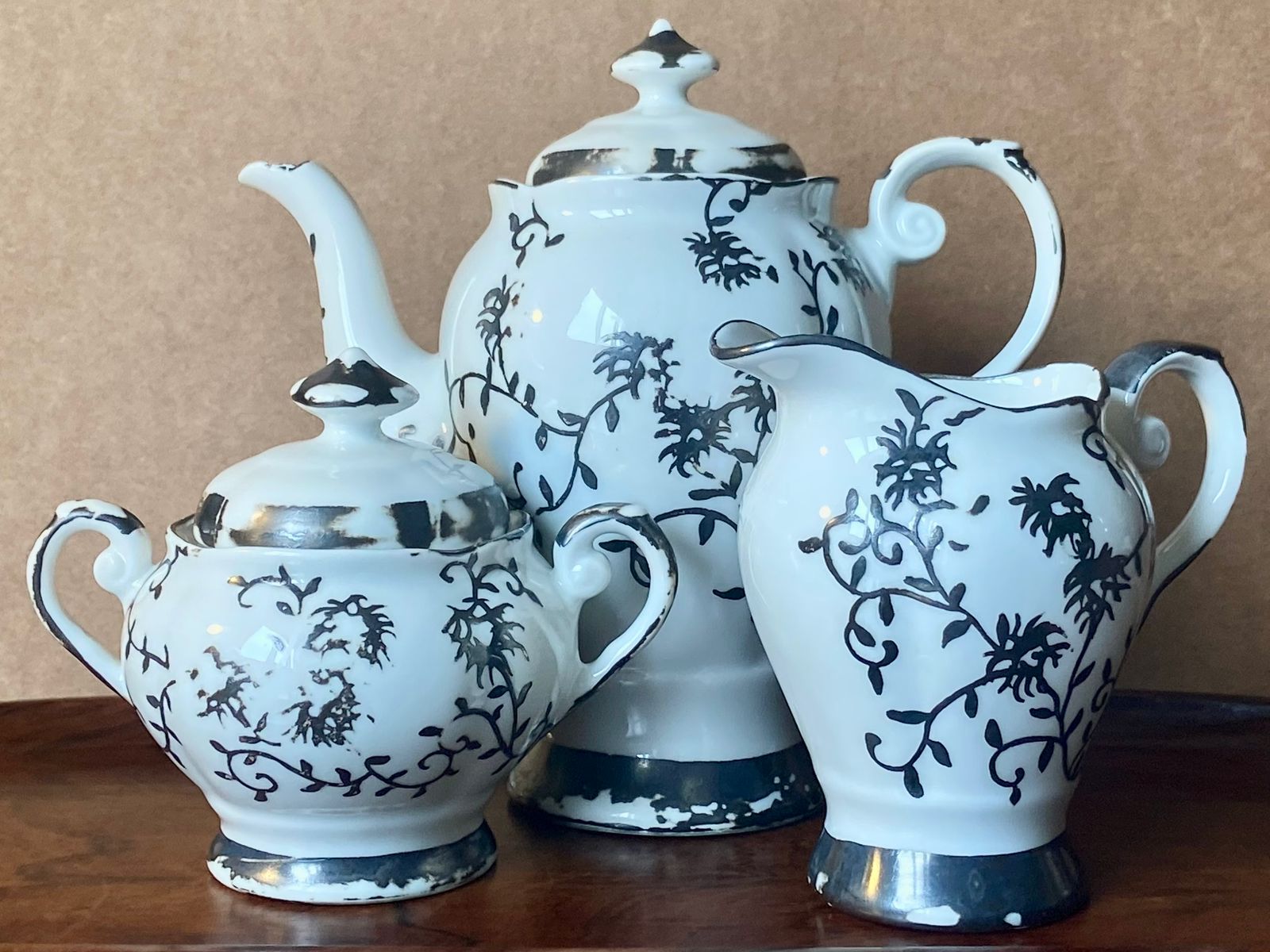 Conjunto de chá Porcelana Real em porcelana branca e preta — bule, leiteira e açucareiro (DMCPS_270)