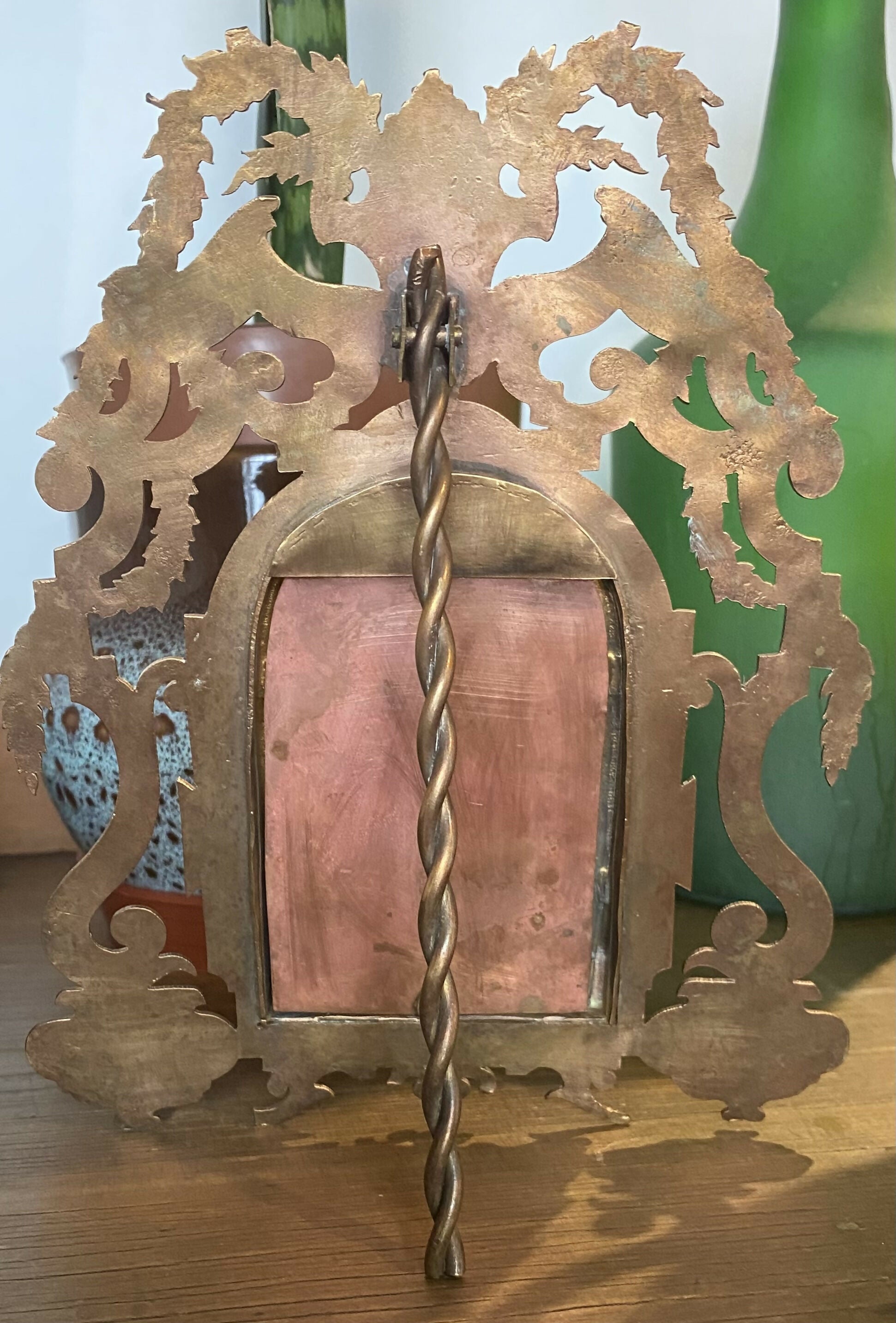 Antiga moldura francesa de mesa em latão (porta retrato), com ornamentos em relevo estilo barroco.