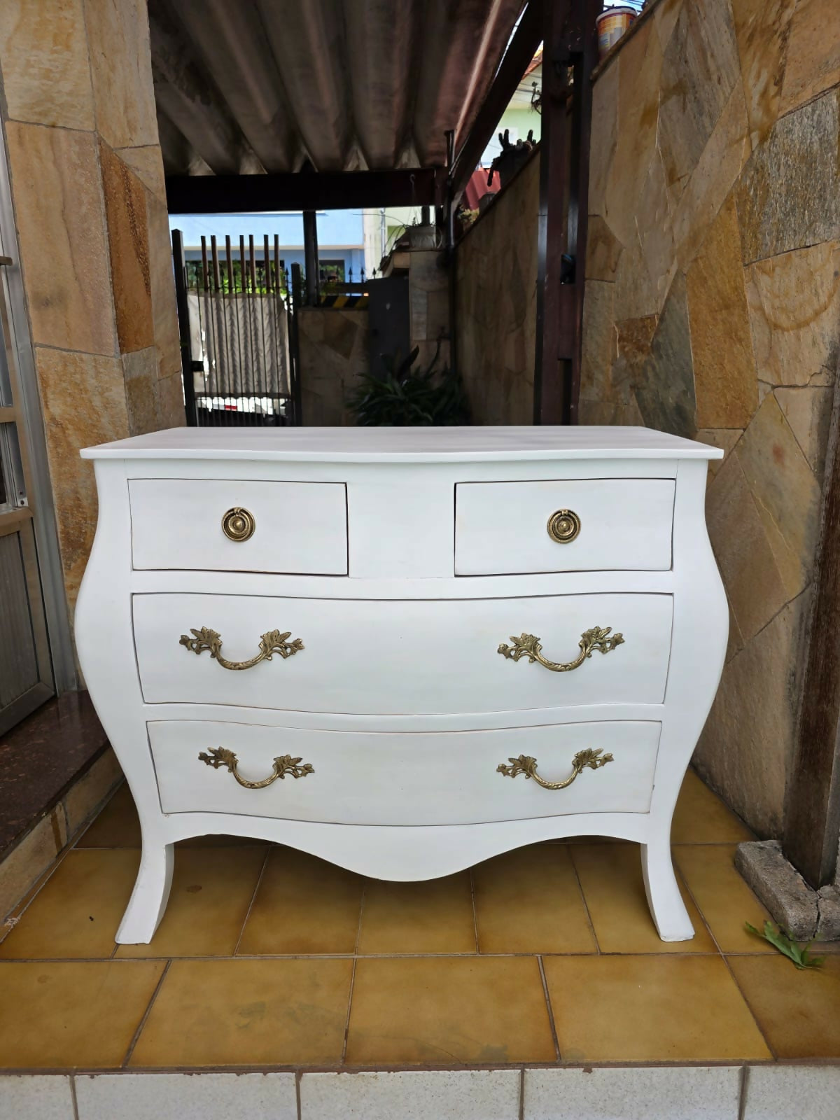 Cômoda branca estilo bombê com puxadores em bronze