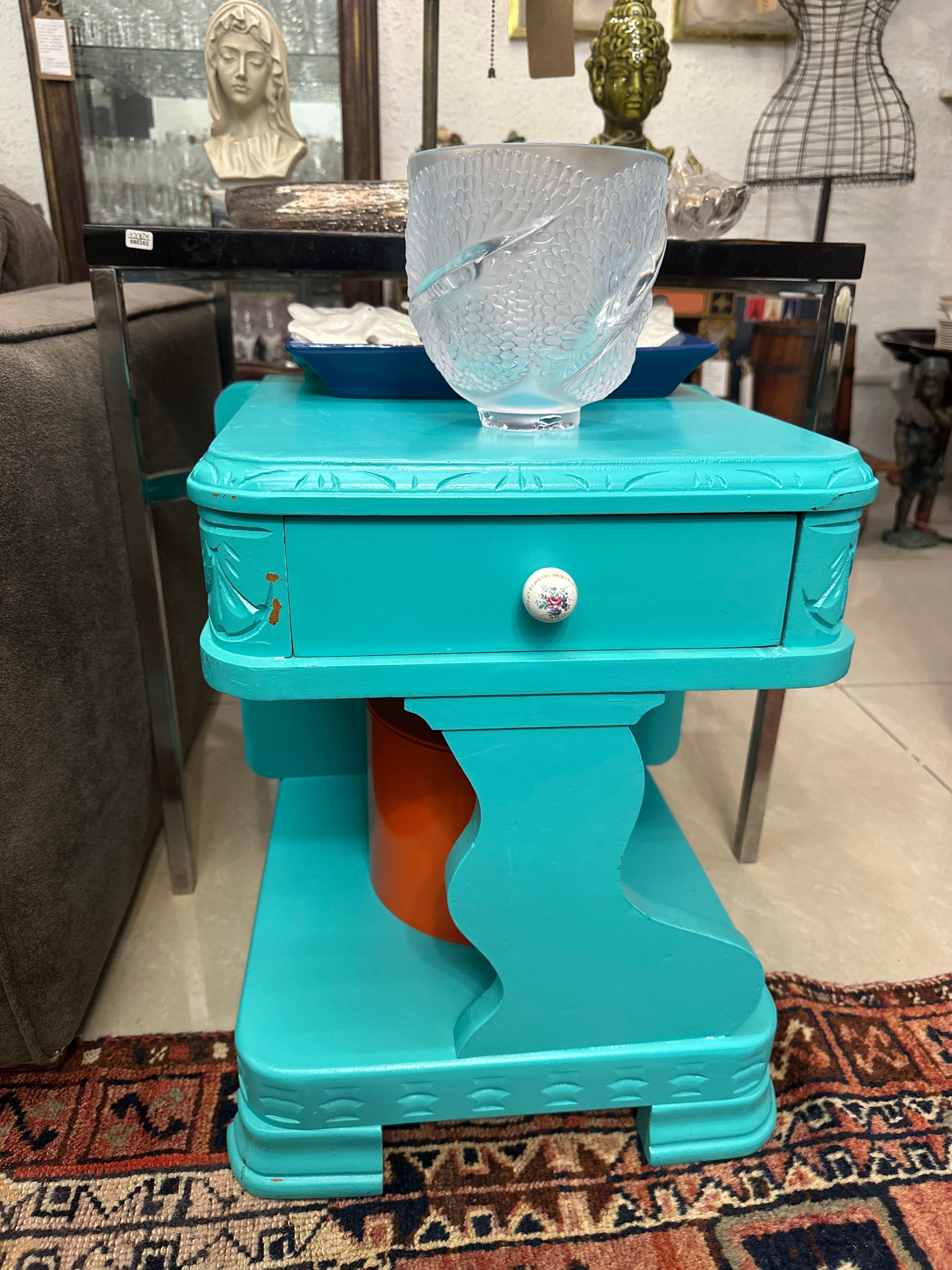 Mesa de cabeceira retrô em azul 