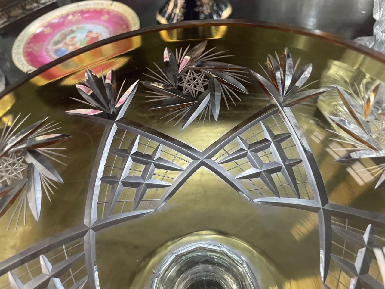 Grande bomboniere em cristal double amarelo lapidado em espiral