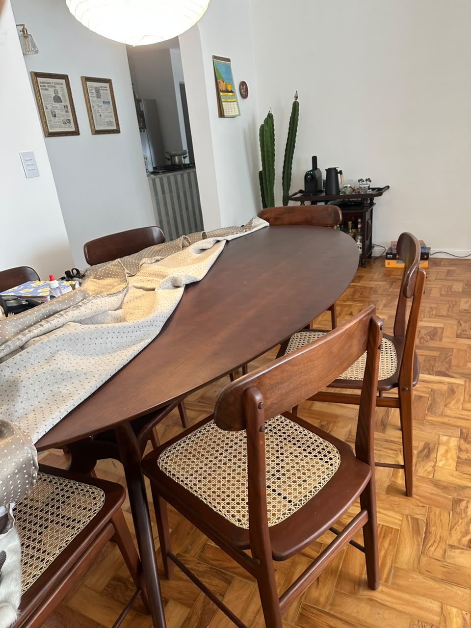 Mesa de Jantar Oval em Madeira Maciça Ateliê Clássico