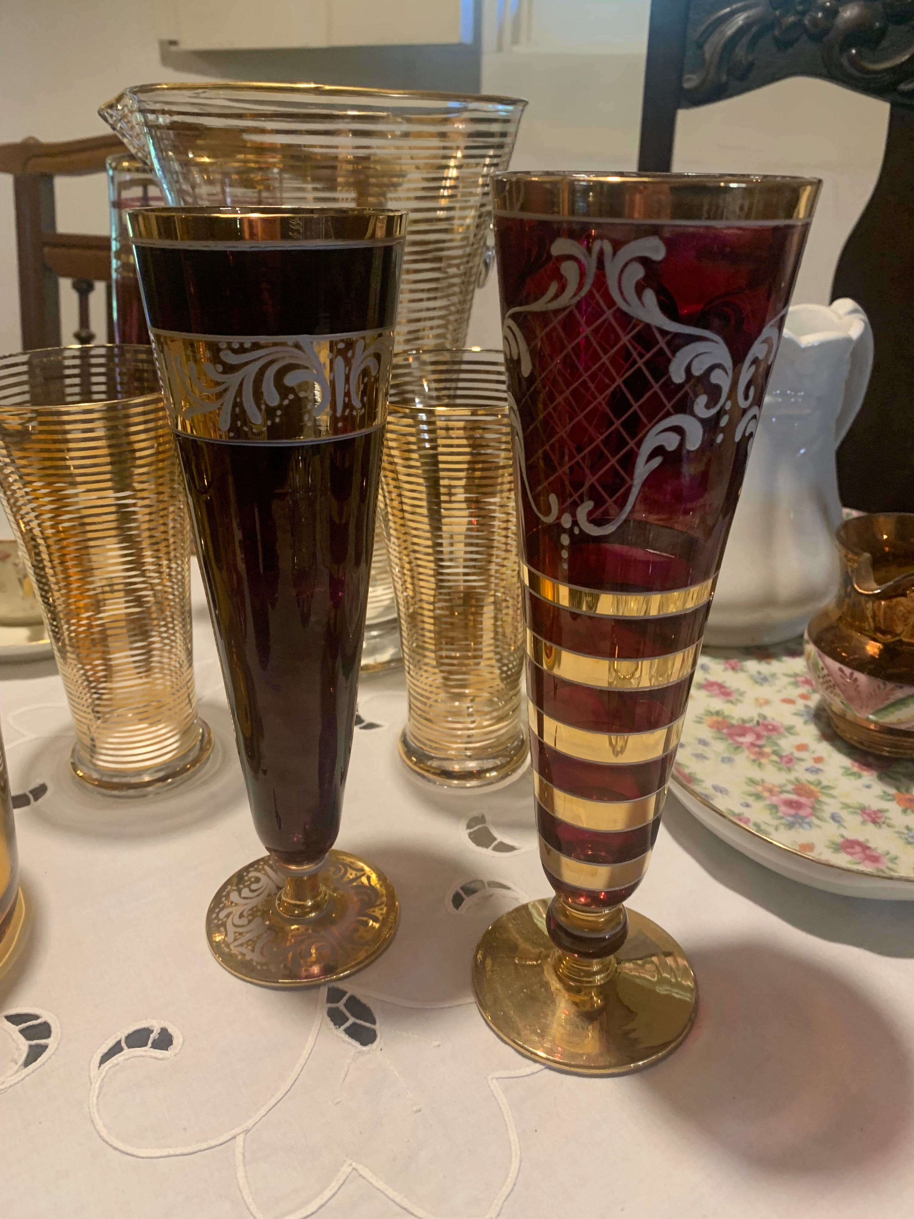 Taças antigas cor de vinho com detalhes dourados