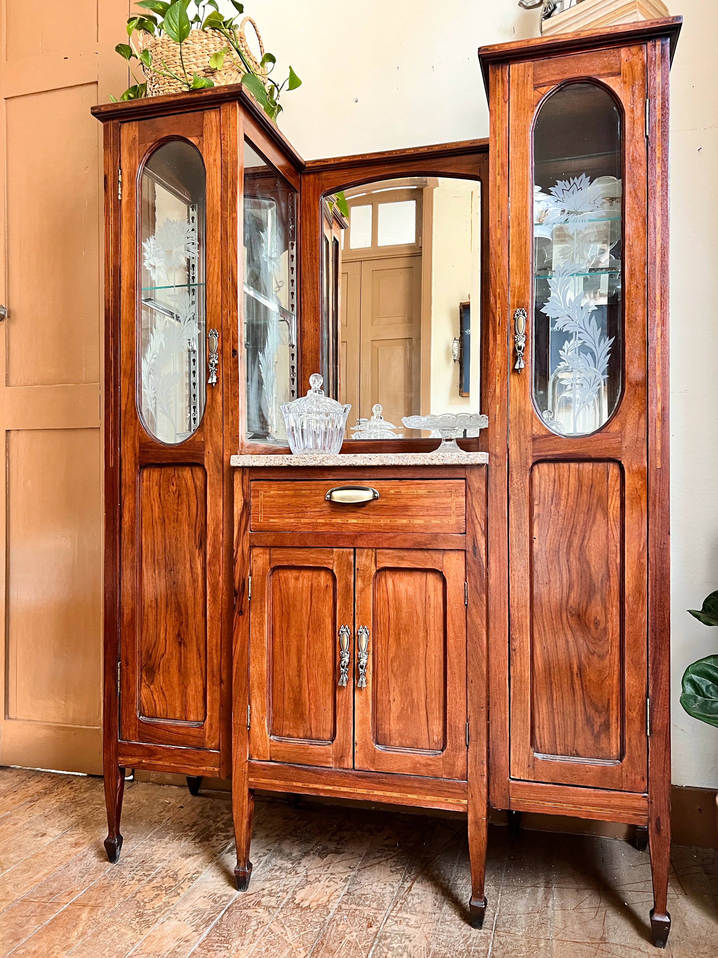 Cristaleira antiga art nouveau restaurada
