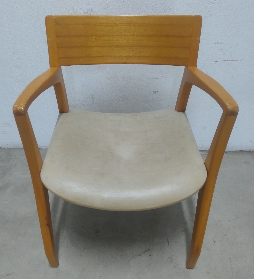 Cadeira Daniella com Braços em Couro Romano (8 unidades disponíveis) 