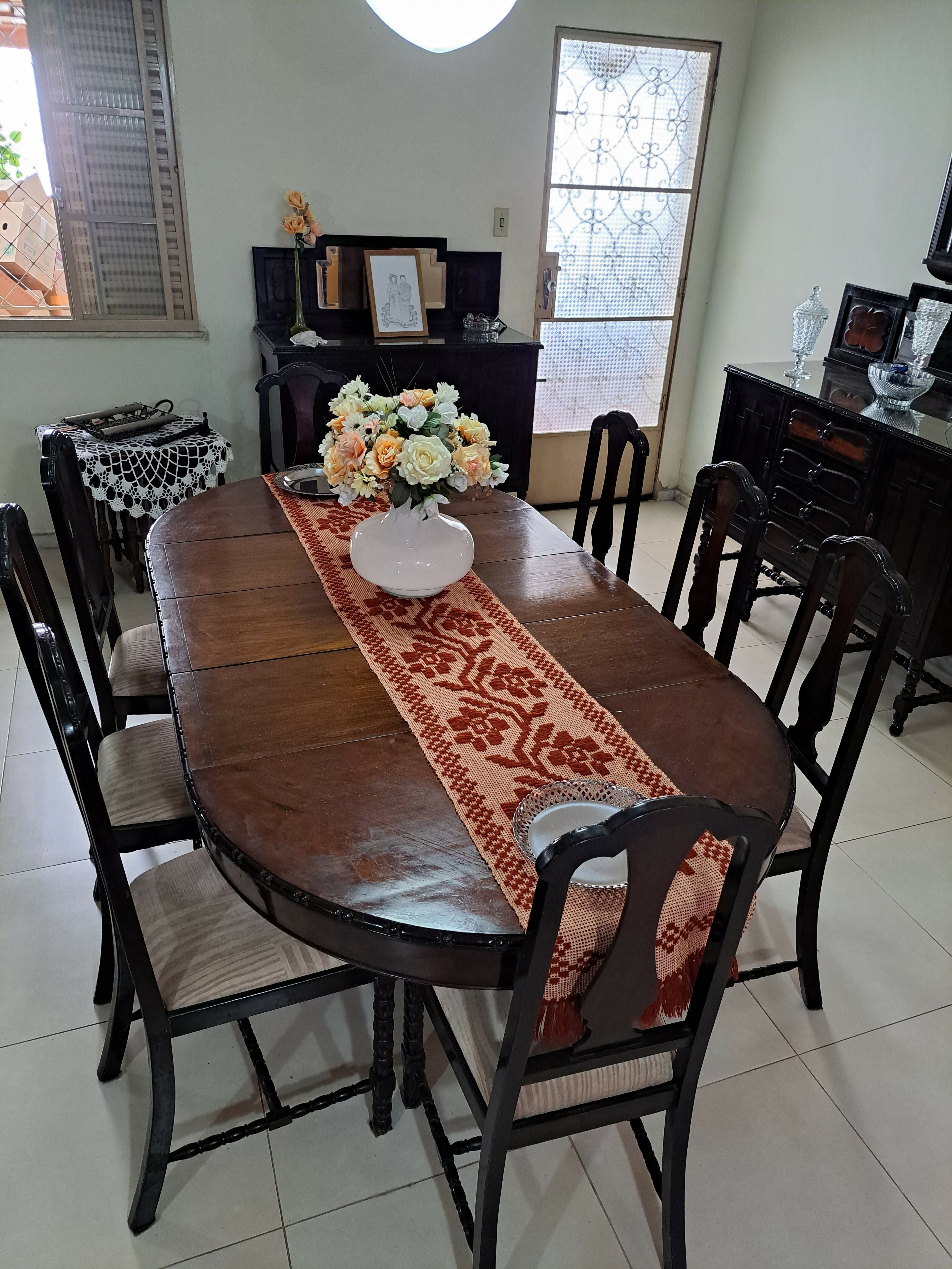 Mesa de Jantar clássica em madeira maciça com 8 cadeiras estofadas