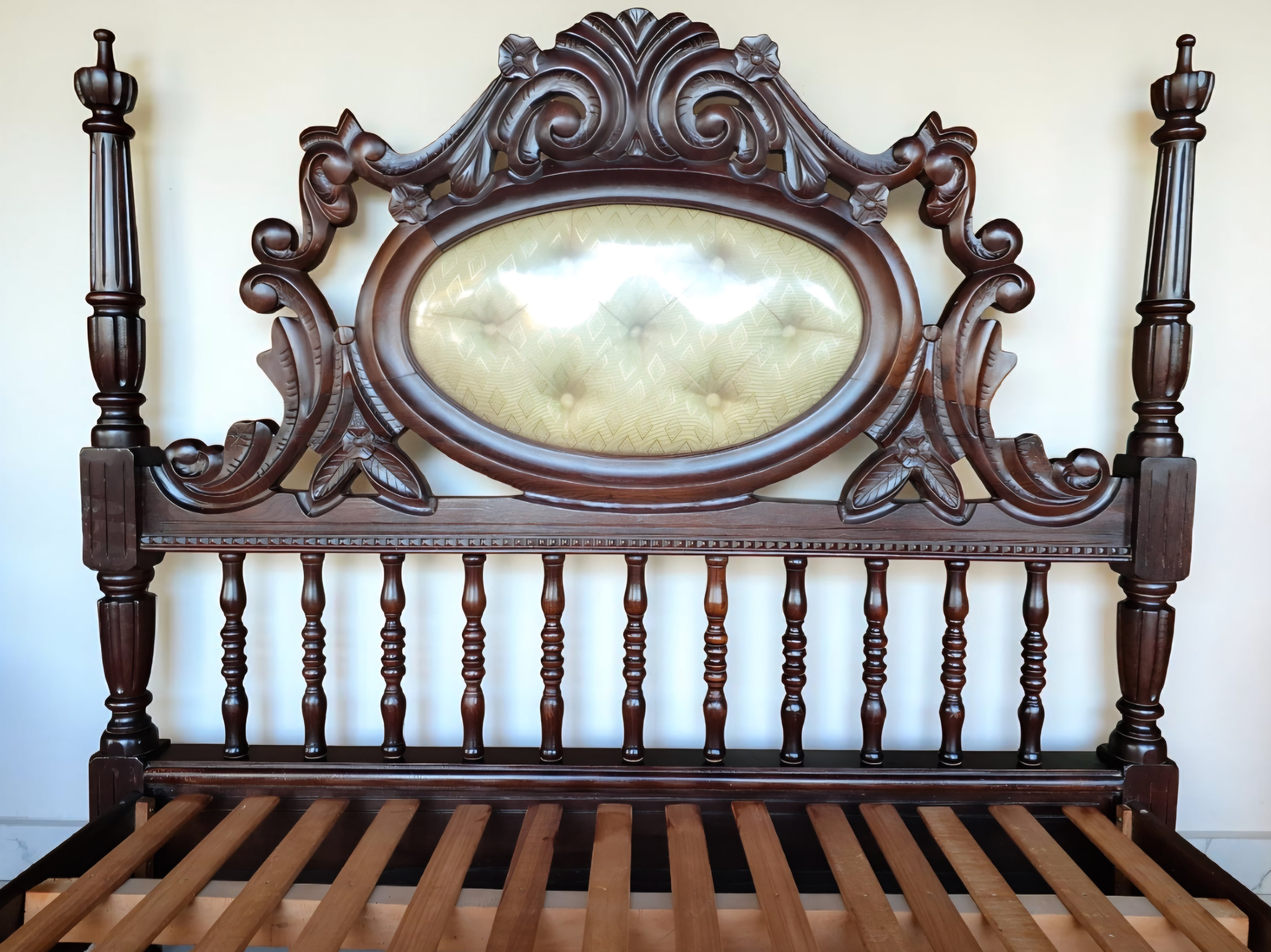 Imponente Cama de Casal Colonial em madeira e cabeceira Capitonê 
