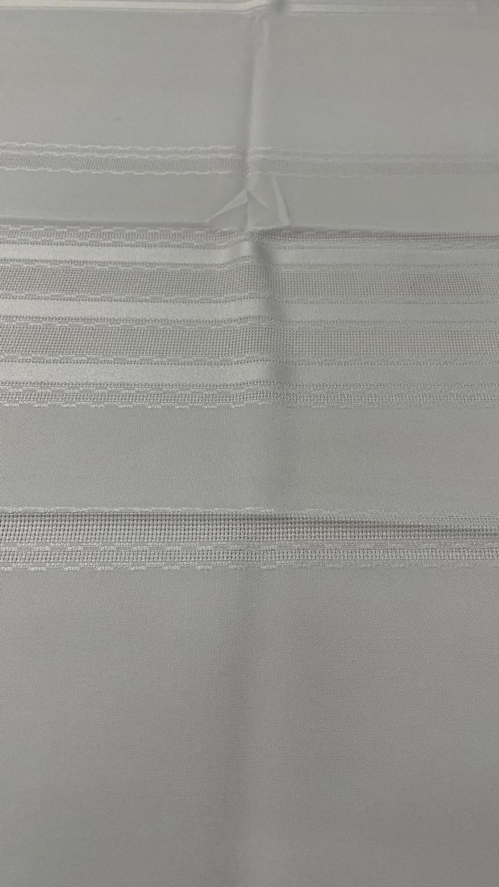 Toalha de mesa retangular com delicados detalhes - Cor Lilás claro 