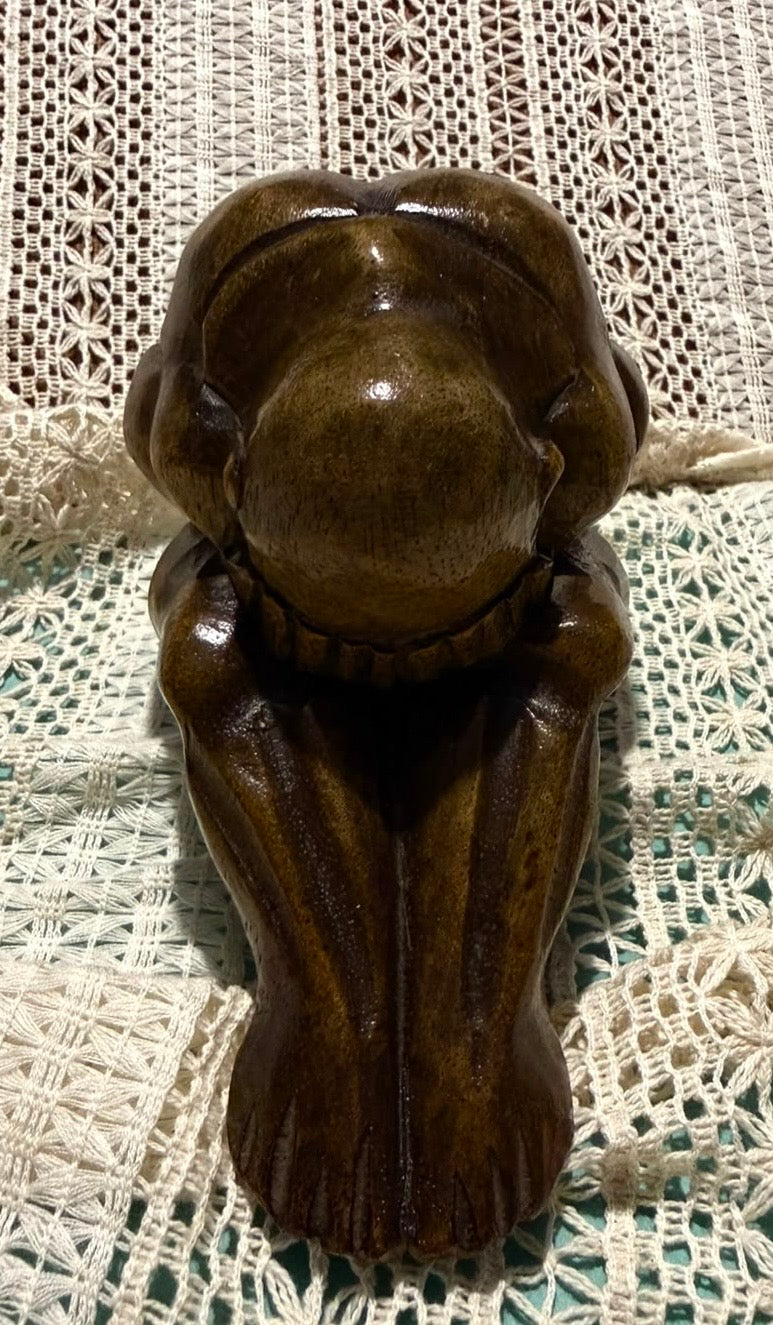 Escultura de madeira artesanal Orang Malu ou Buda chorão