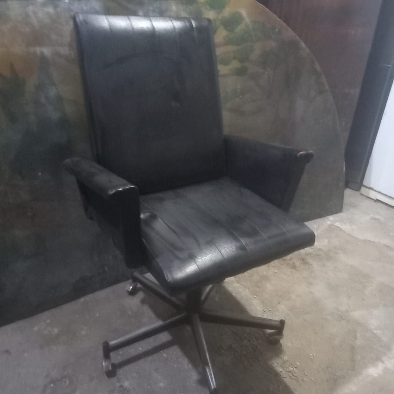 Antiga Cadeira de escritório em estofado preto e pés em ferro 