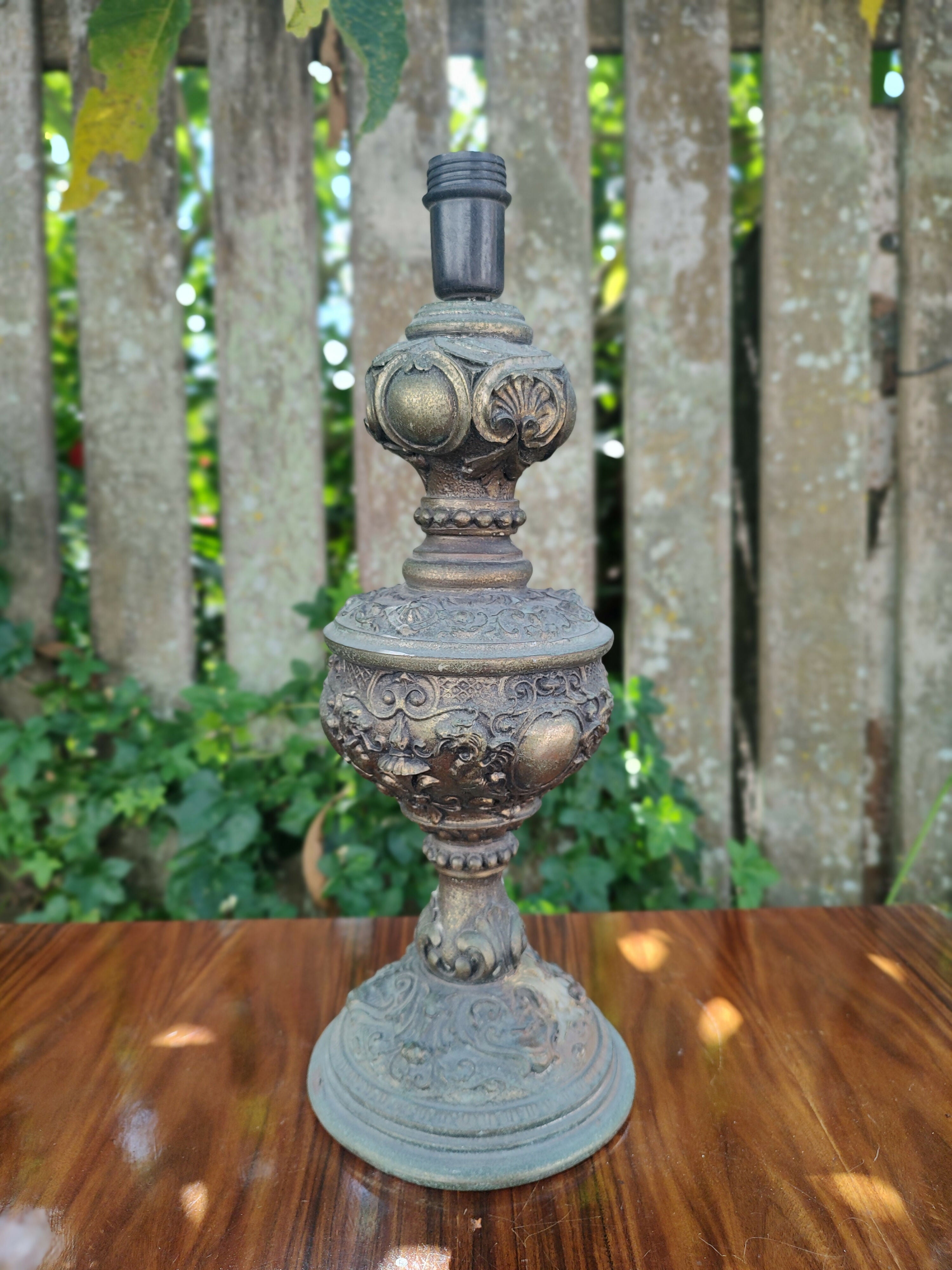 Antigo Abajur em resina adornada com acabamento metalizado - anos 80