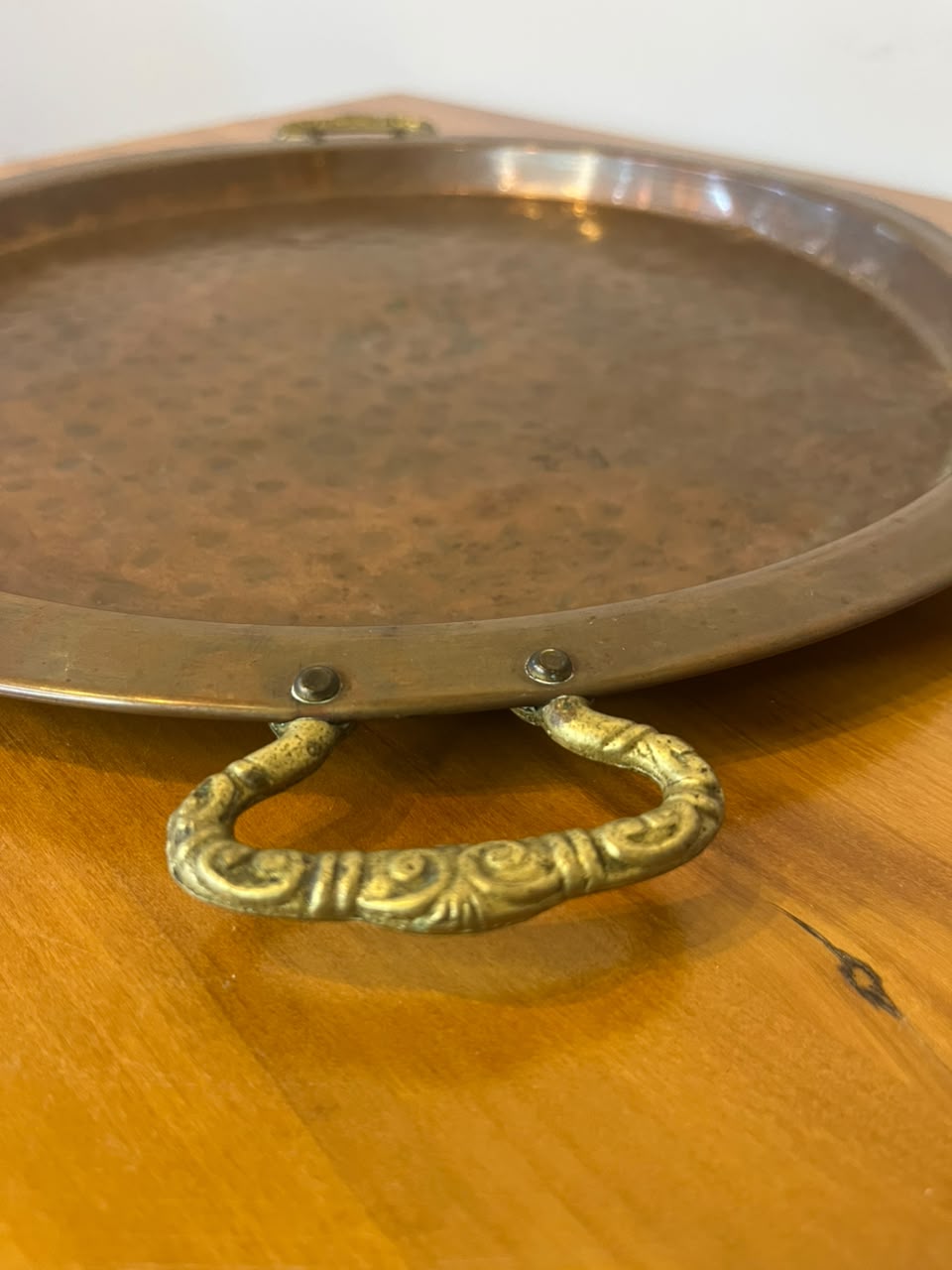 Bandeja redoma Antiga em Cobre Martelado com Alças em Latão