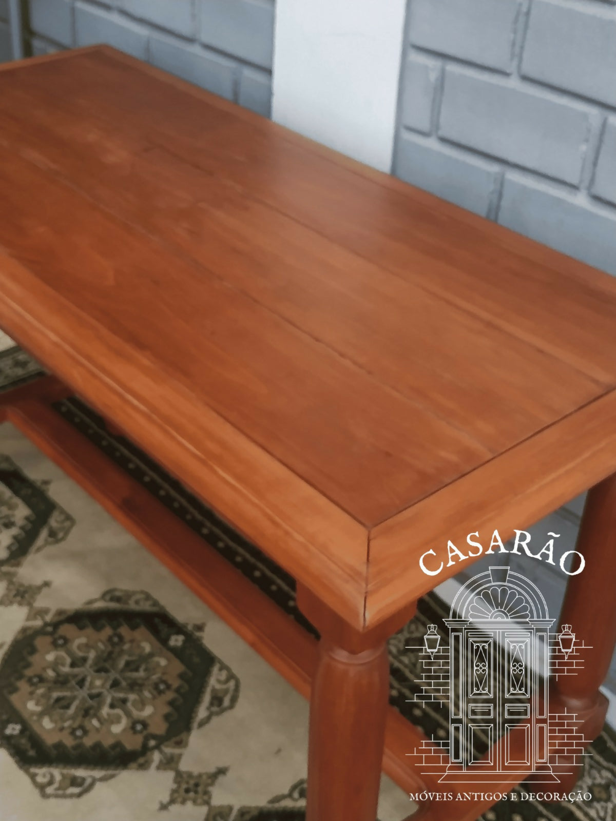 Mesa de apoio / Aparador colonial torneada