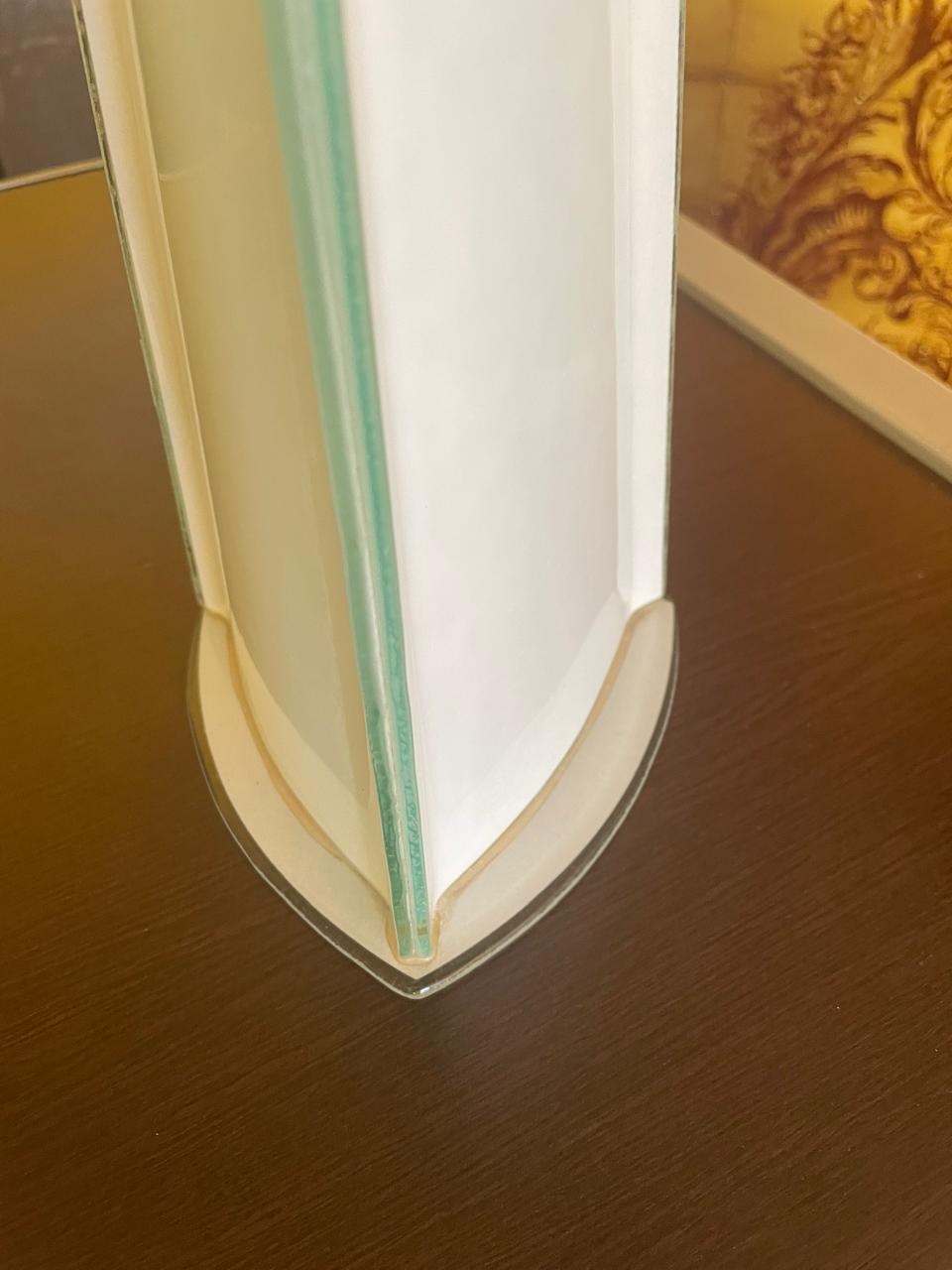 Vaso vintage solitário triangular em vidro leitoso 