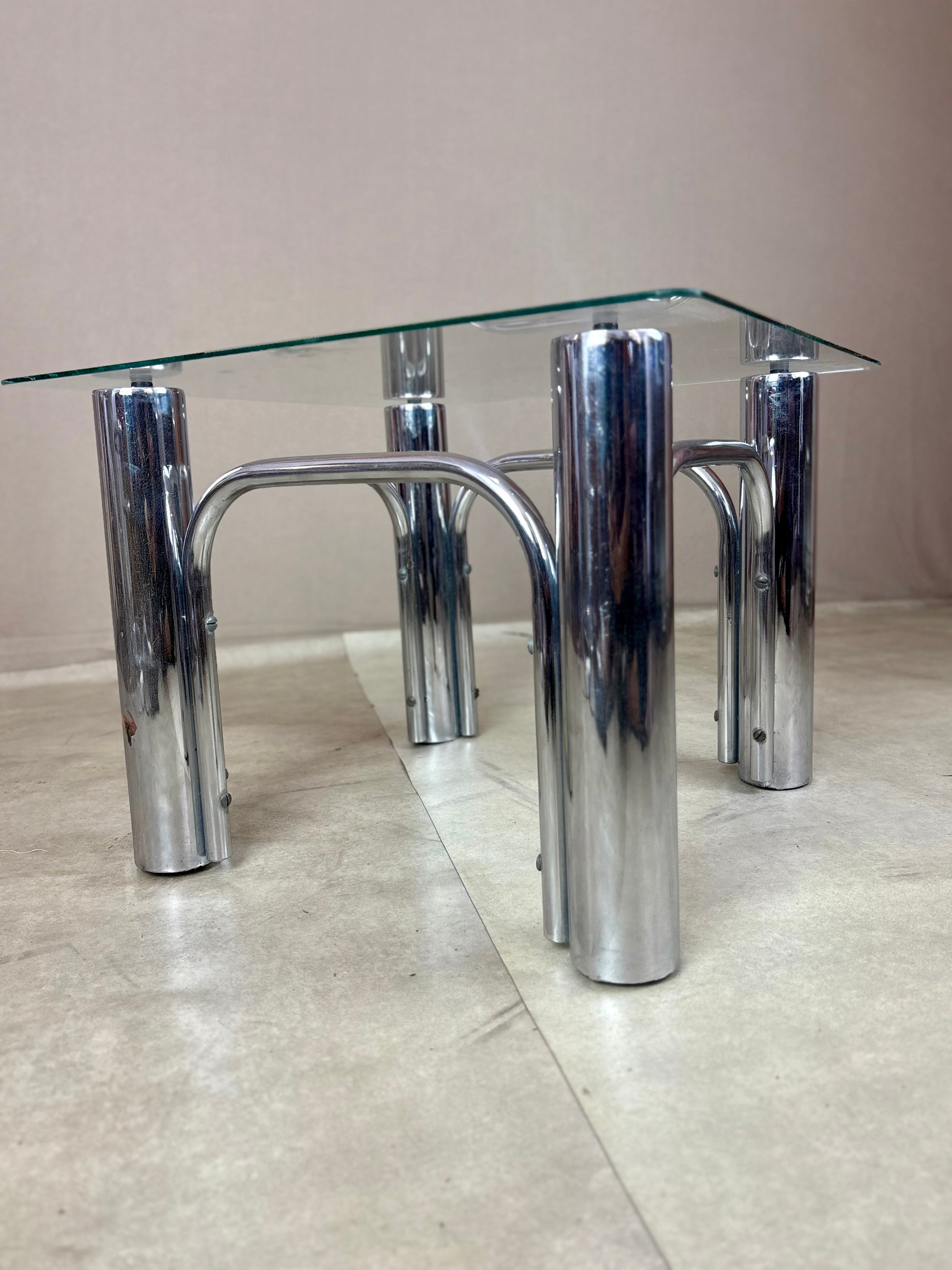 Mesa lateral cromada quadrada com tampo em vidro - anos 70