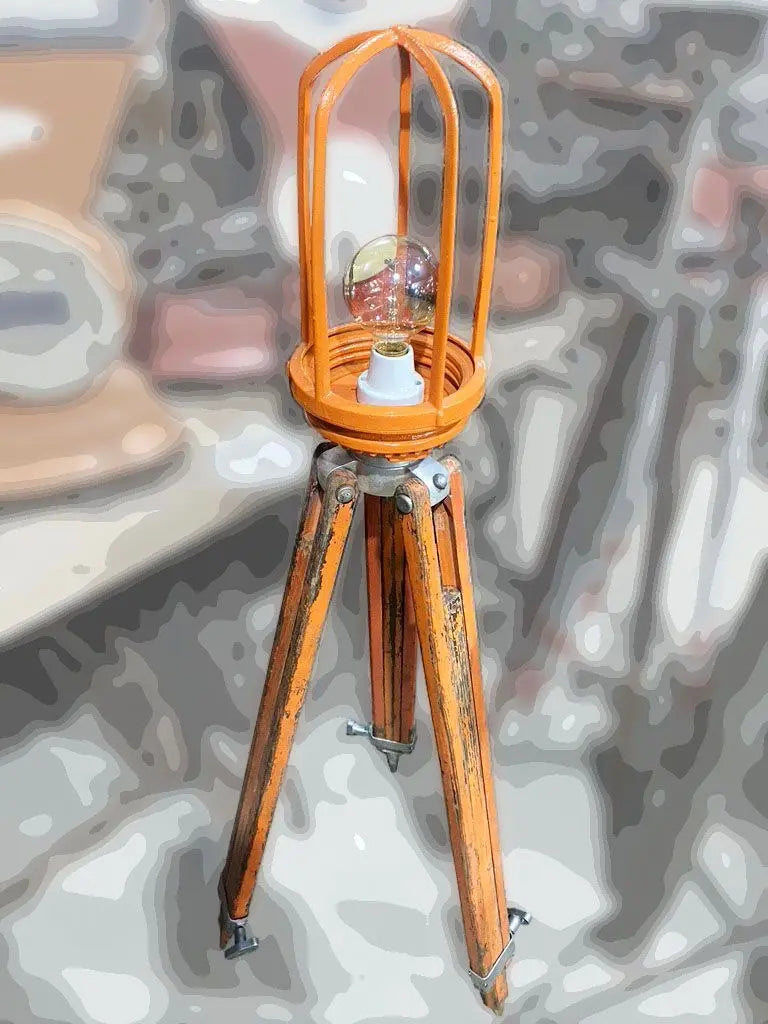 Luminária industrial customizada em laranja com tripé 