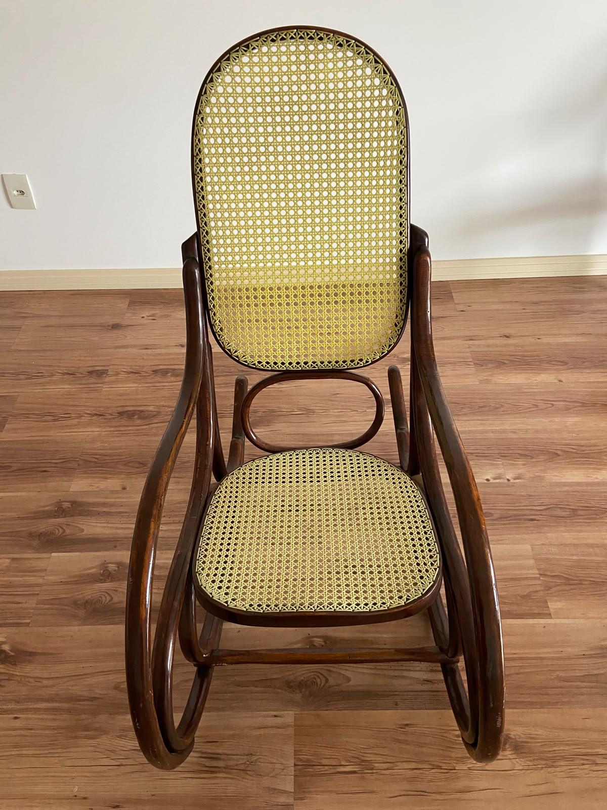 Cadeira Thonet de Balanço em madeira escura e Palhinha