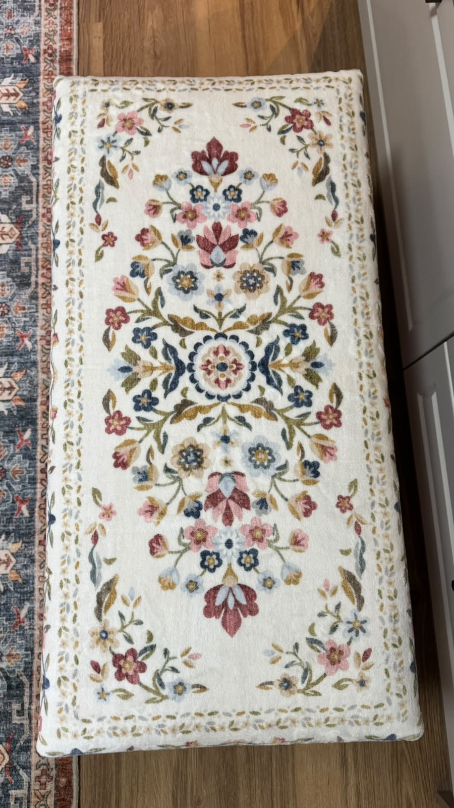 Pufe / Banco /Apoio para os pés / Mesa de Centro em tecido rosa com estampa floral 