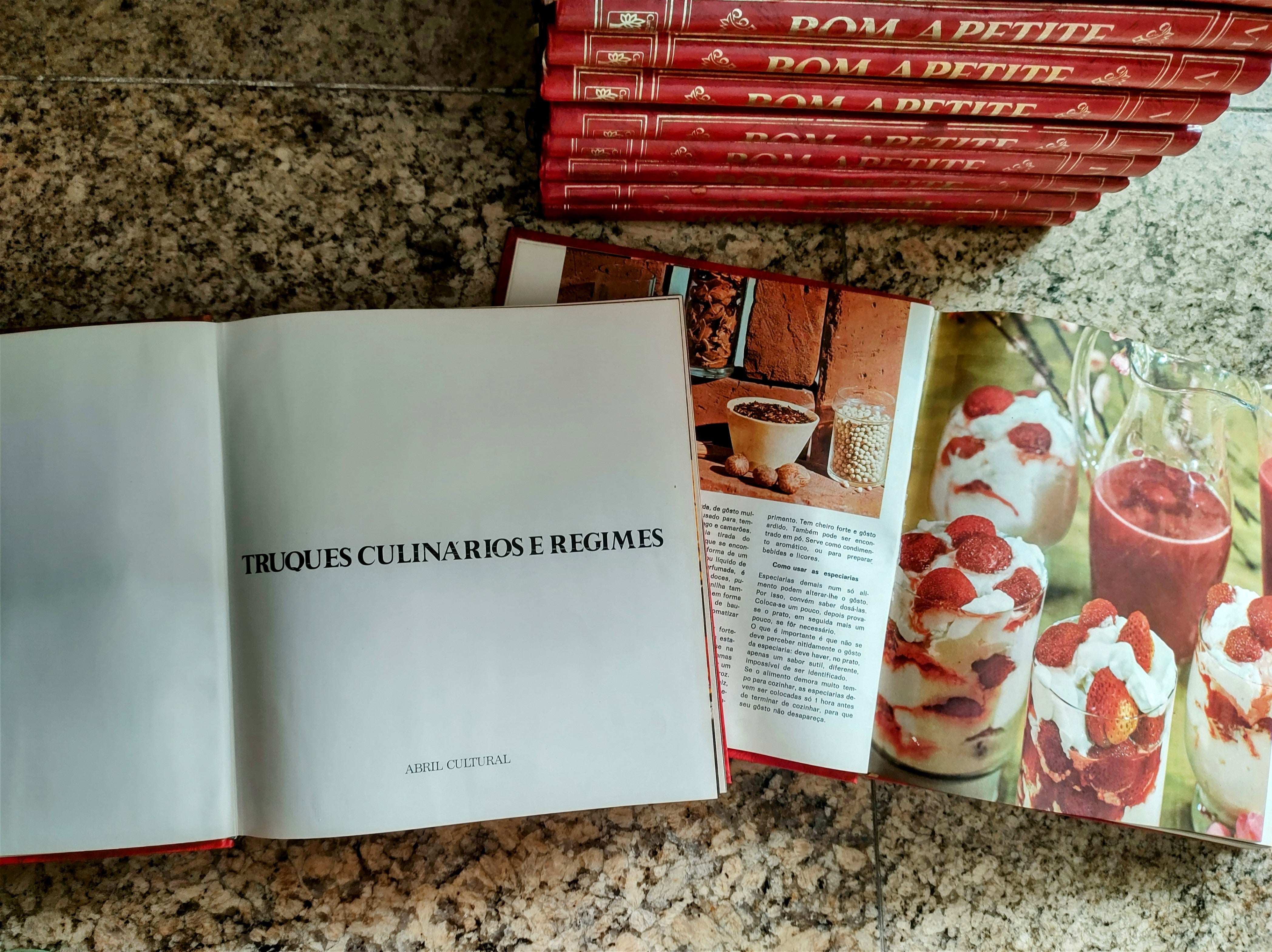 Coleção de livros de culinária Bom Apetite com 10 volumes + 2 extras- Anos 1971