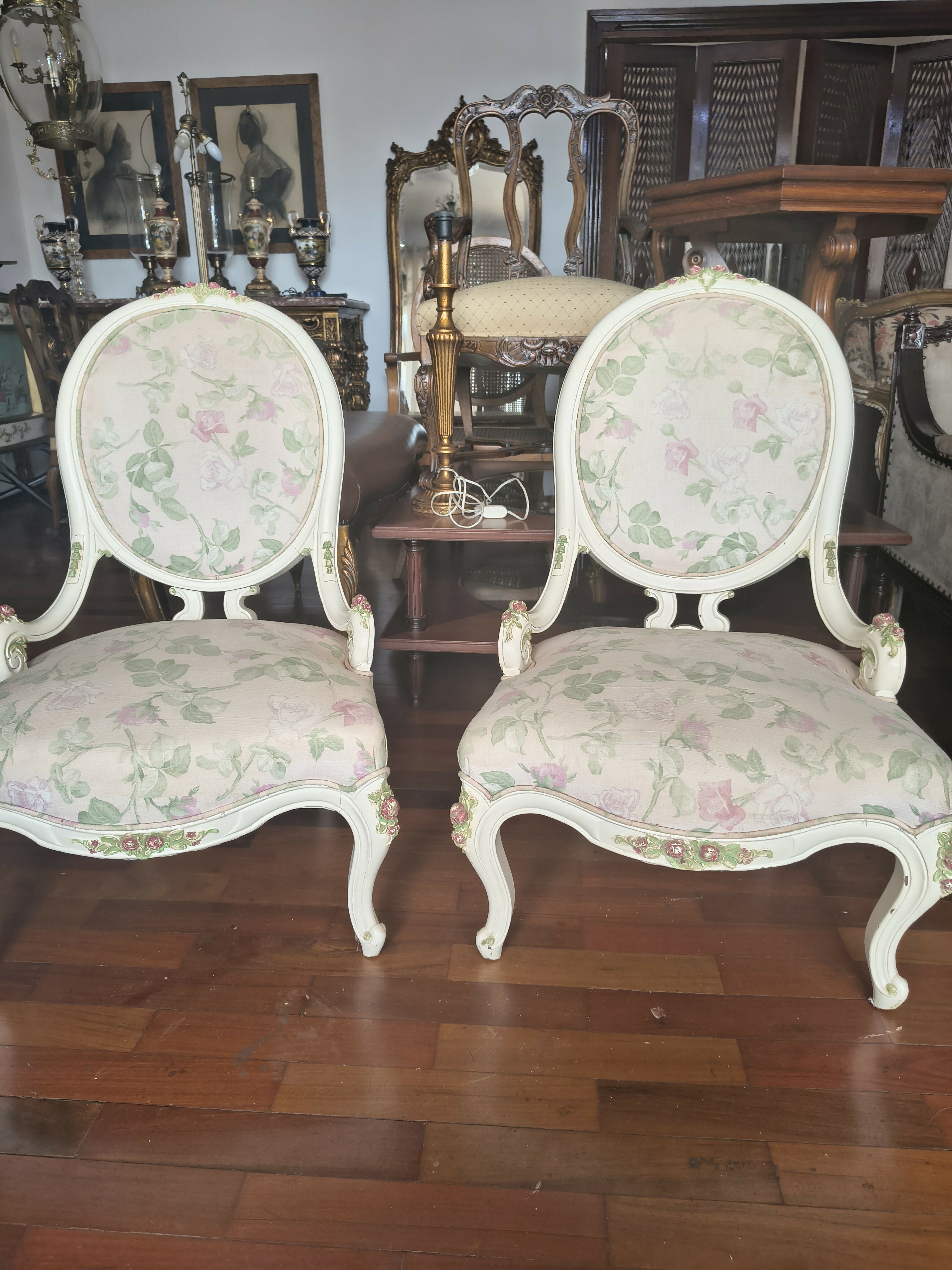 Par de Poltronas baixa estilo XVI em laca branca