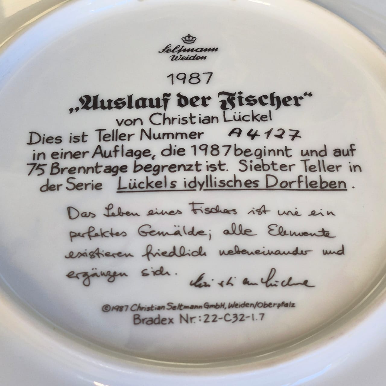  Prato decorativo em porcelana vintage alemã da prestigiadissima Seltmann Weiden. Coleção do artista Cristian Lückel, série chamada : A Vida Idílica na Aldeia de Luckel, modelo: A Saída dos Pescadores.