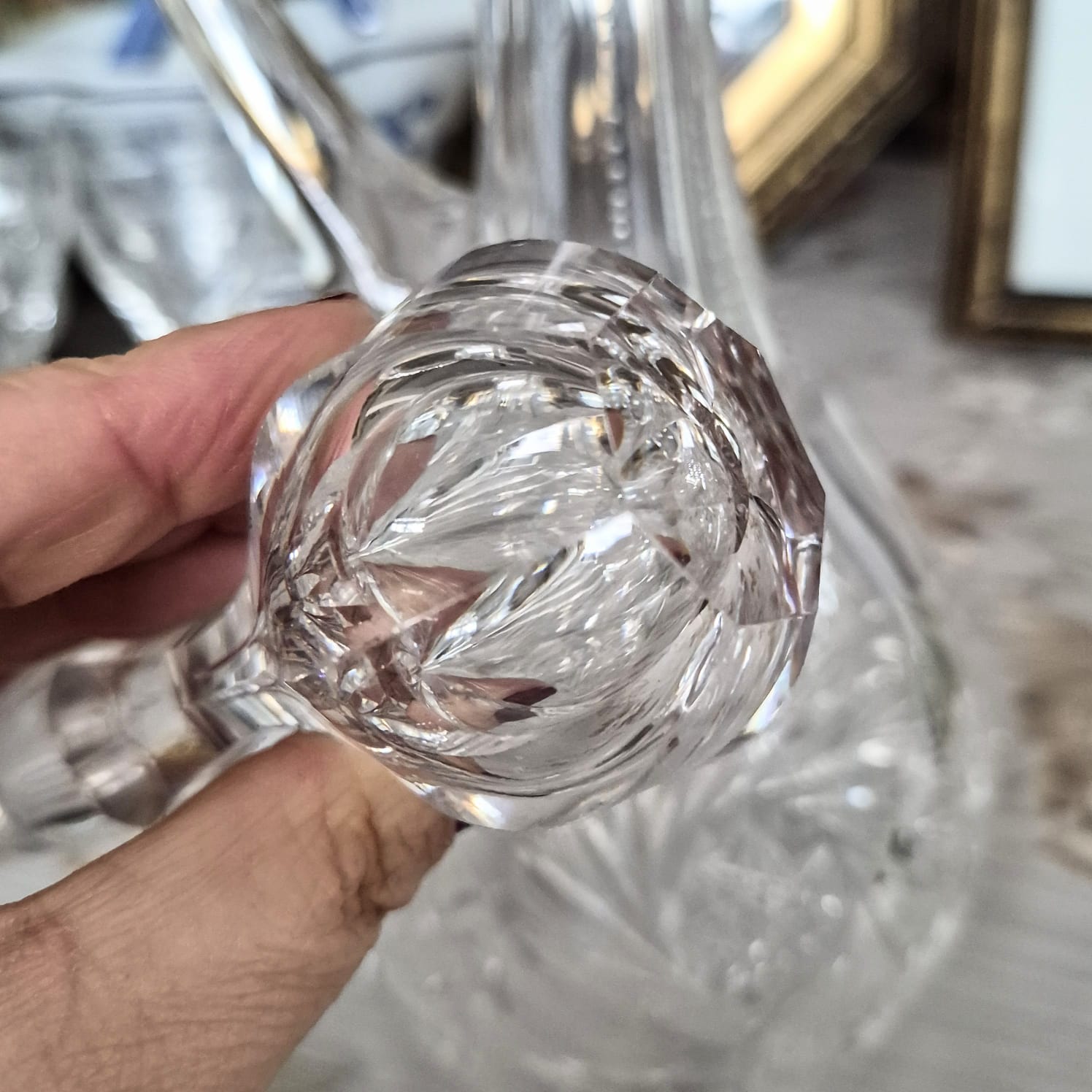 Incrível licoreira com alça em cristal de chumbo tcheco anos 50, pesado, translúcido,  com lapidações dedão e pinwheel. 