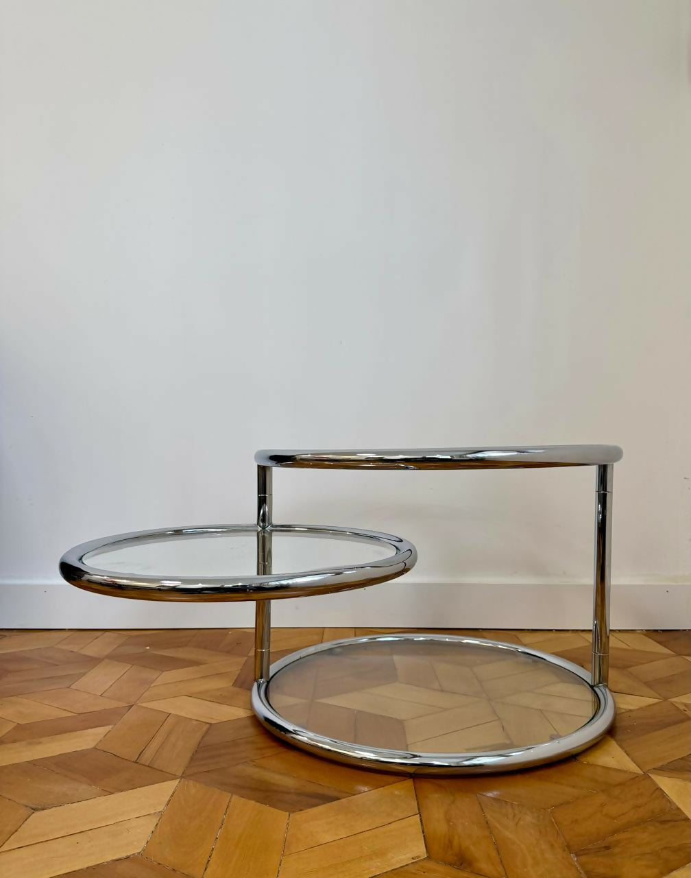 Linda mesa com estrutura tubular cromada, desenho circular.