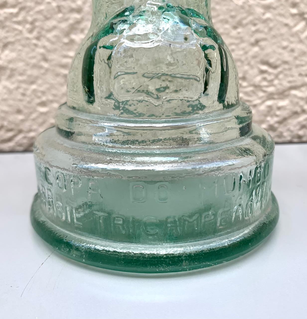 Garrafa em vidro esverdeado em forma da Taça Jules Rimet