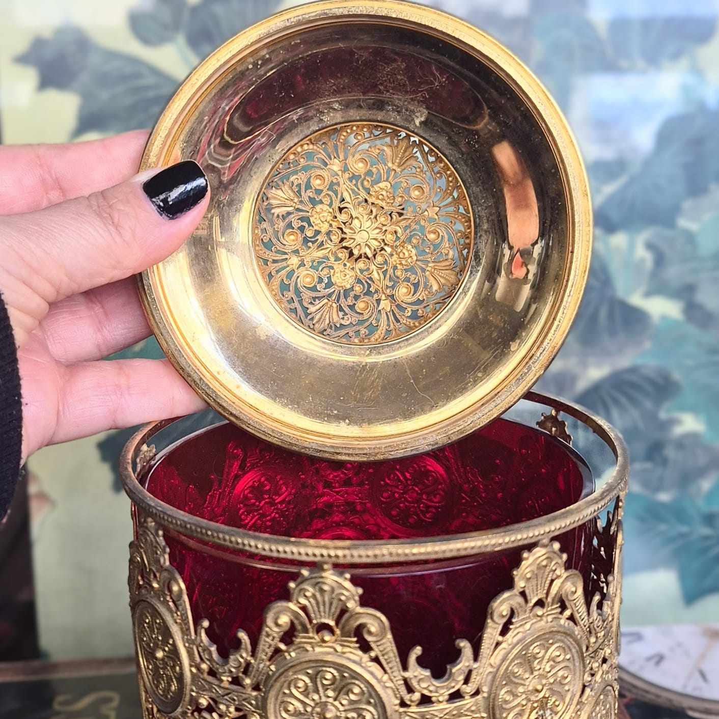  Potiche vintage com parte interna em vidro cranberry e parte externa em metal trabalhado em filigrana e ornamentado com medalhões, como antigas rendas metálicas.