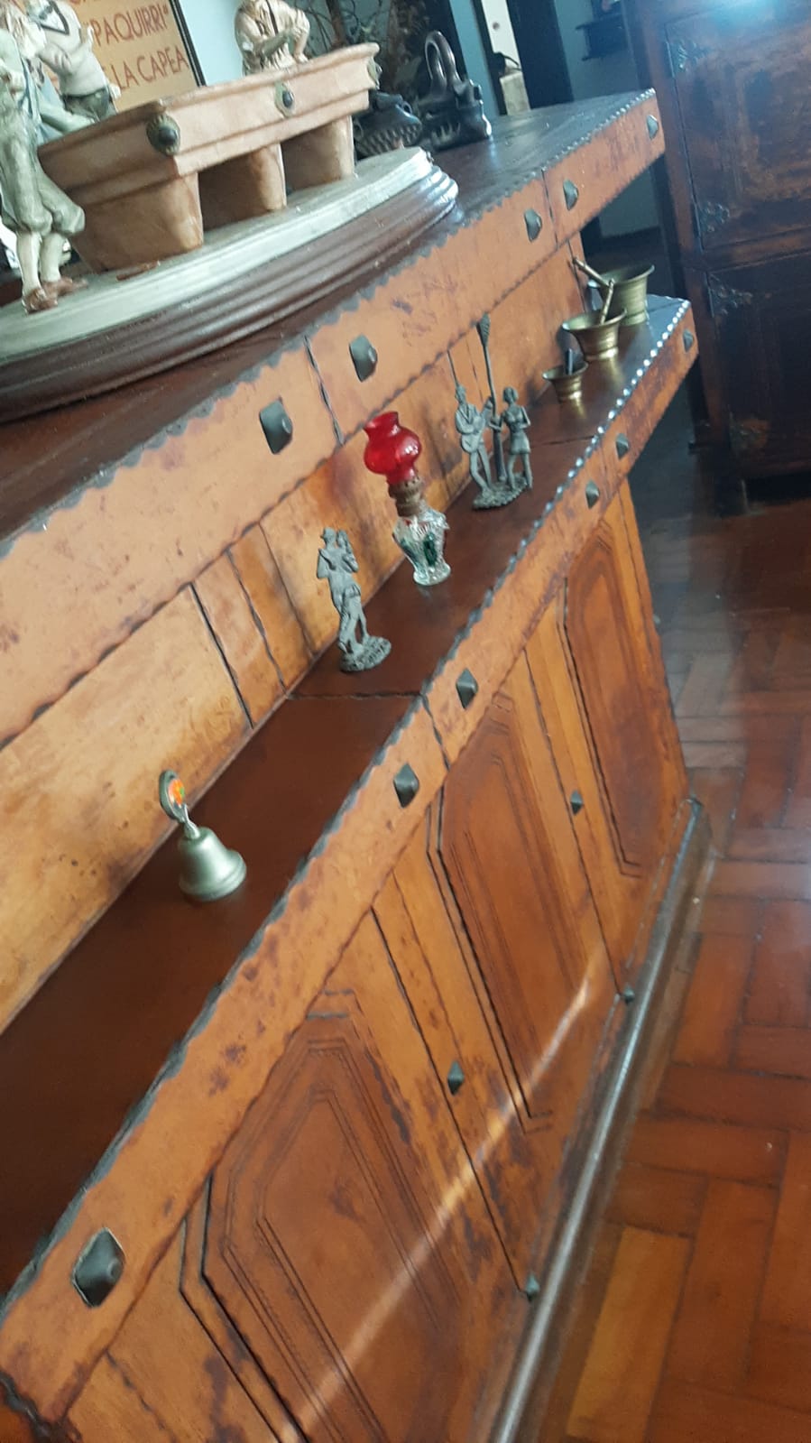 Bar Executivo Rústico Completo em Couro Trabalhado e Madeira Nobre