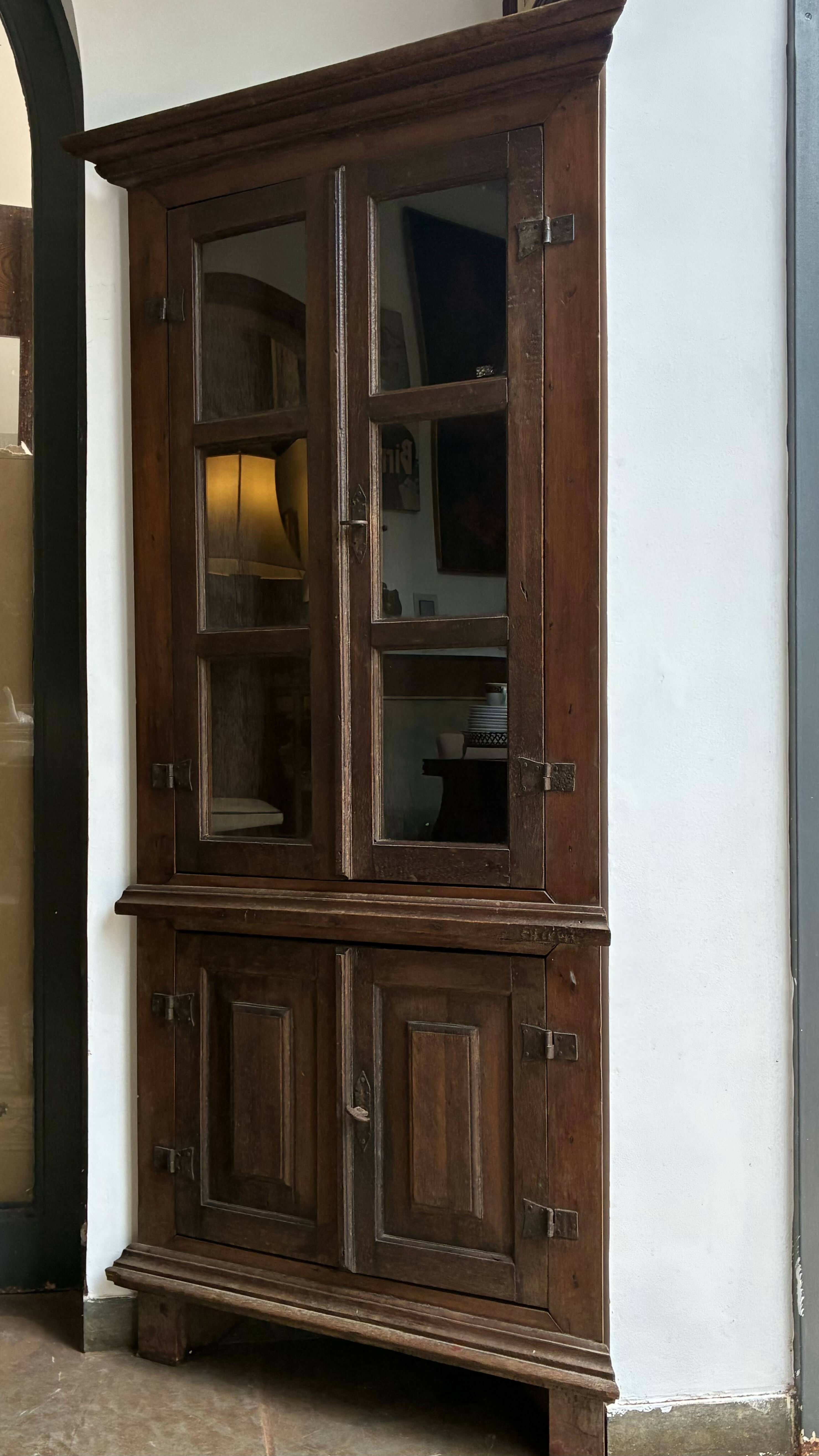 Cantoneira antiga em madeira