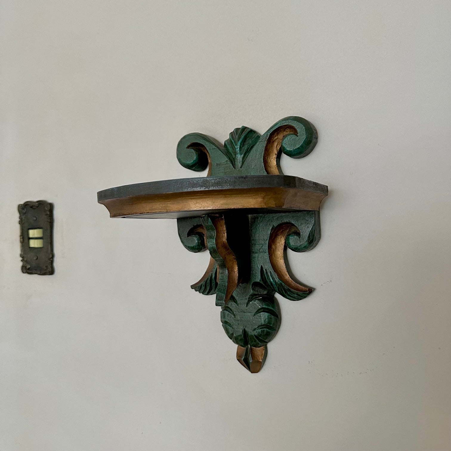 Peanha anos 70s,estilo barroca em madeira com detalhes em pintura verde e ouro, linda!