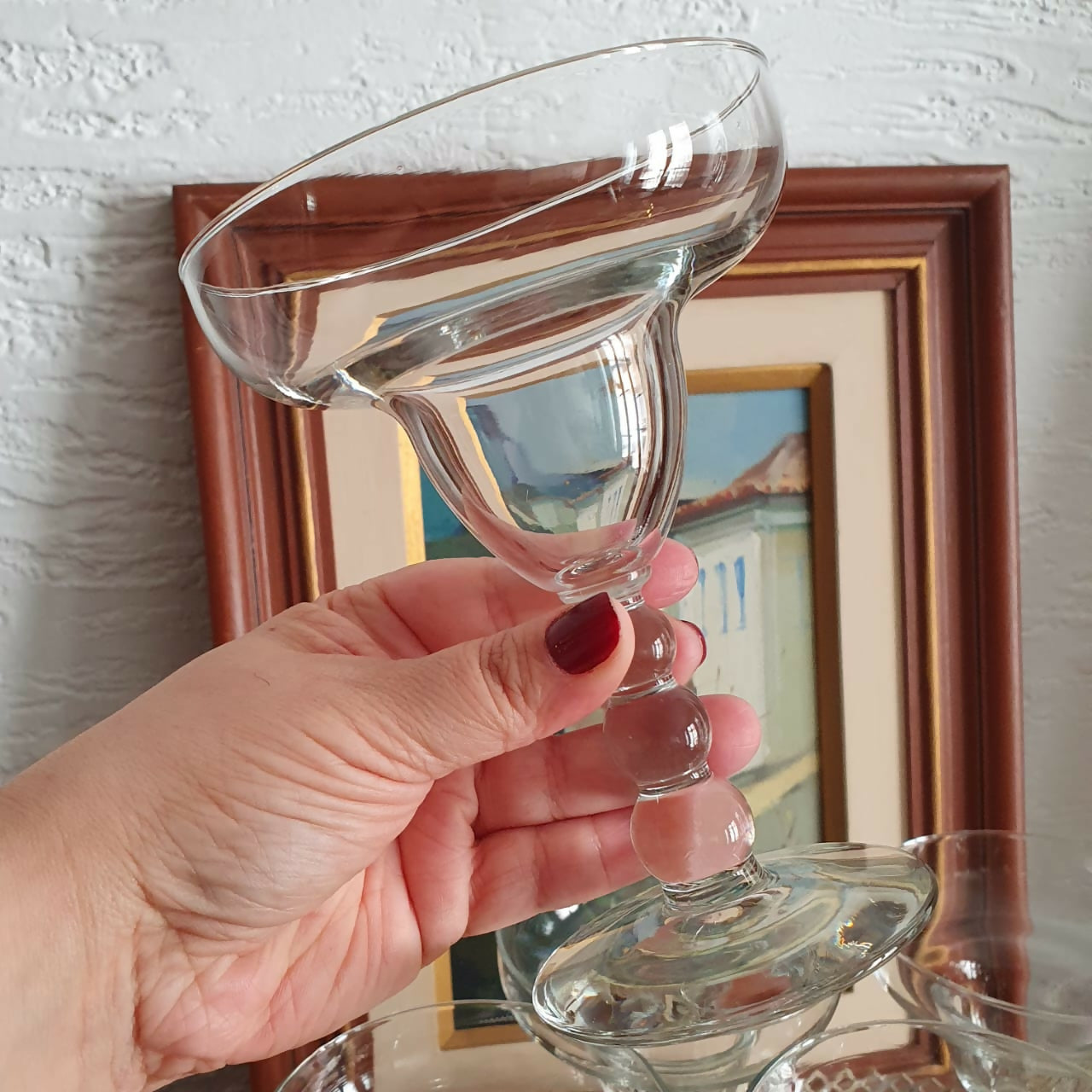 Conjunto de 8 taças para coquetéis em cristal transparente liso e haste ornamentada com esferas. Lindas e intactas!