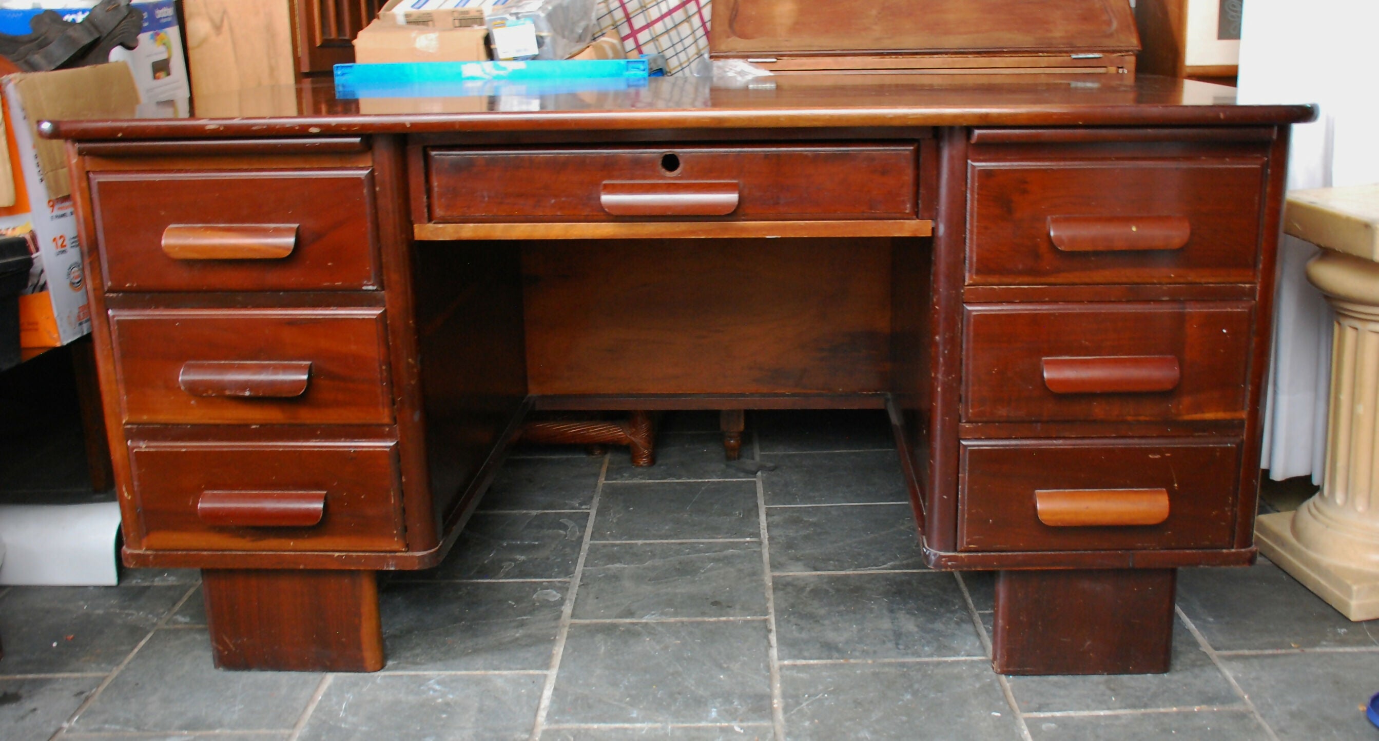 escrivaninha antiga anos 70 marca Cimo 7 gavetas com fechadura .