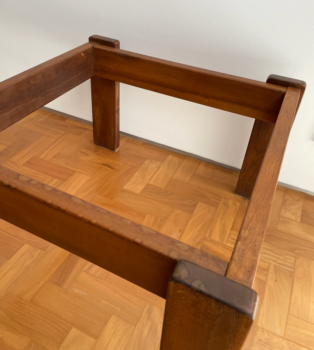Base de Mesa lateral modernista em Imbuia 